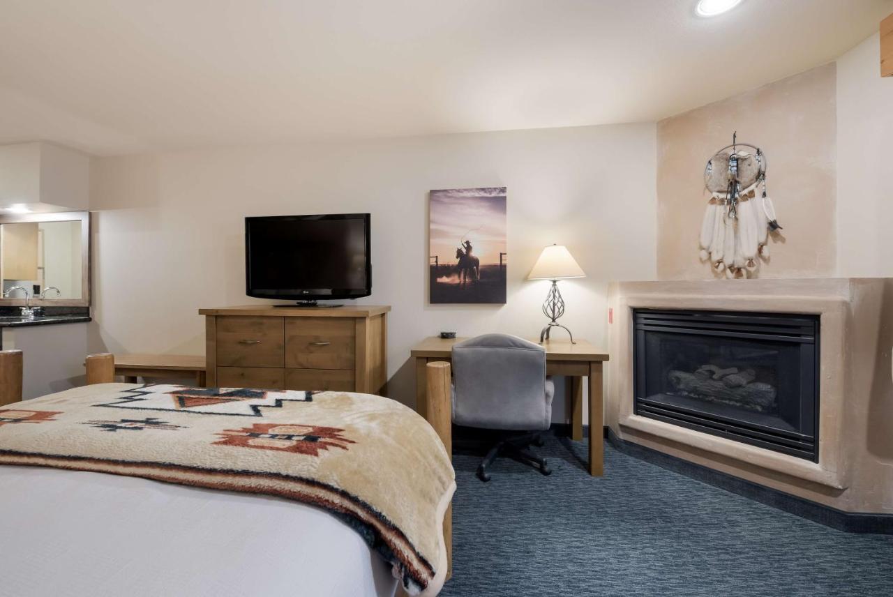 Queen Room with Two Queen Beds and Fireplace - Non-Smoking