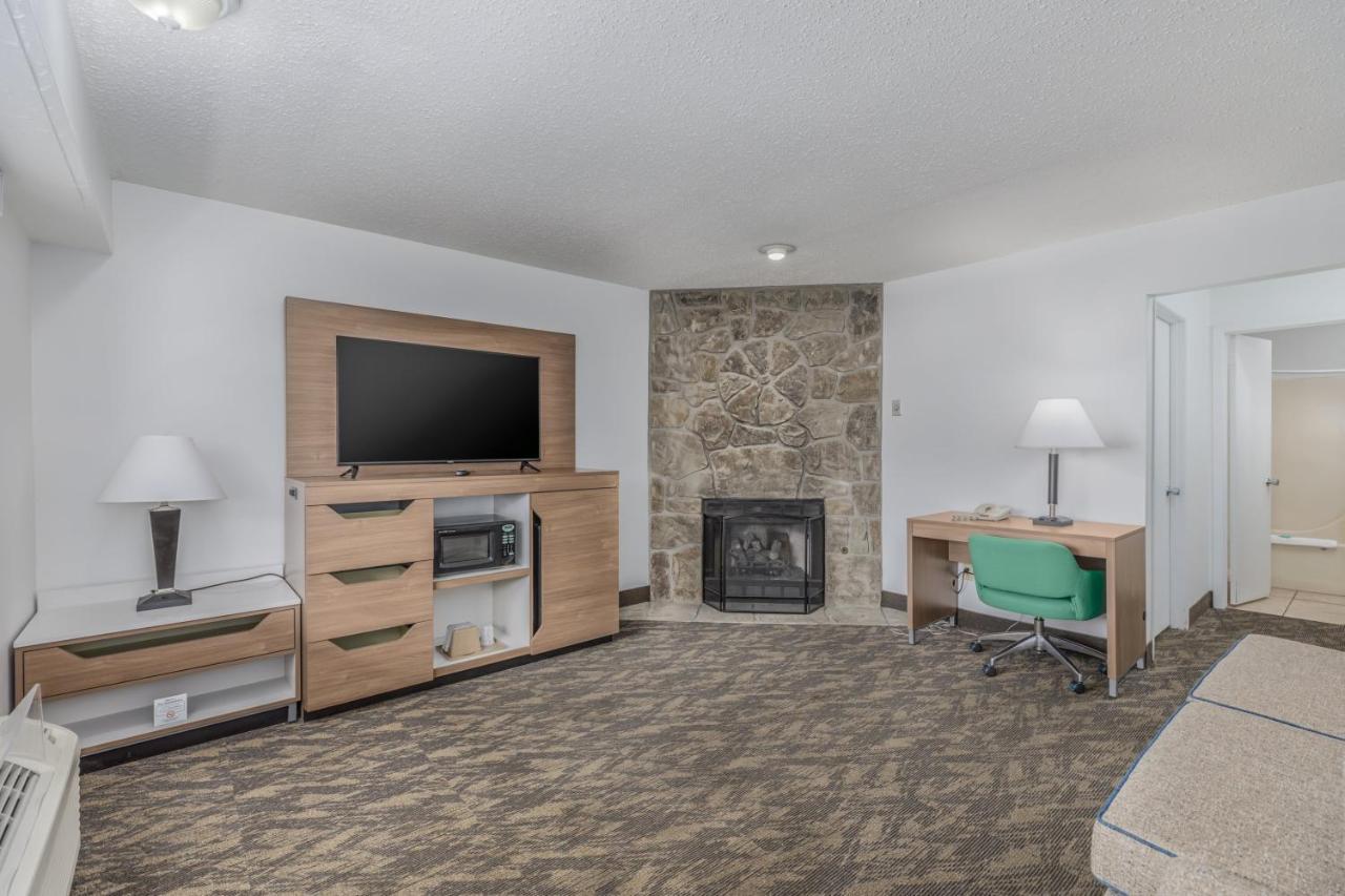 King Suite with seasonal fireplace,1394021135:JPEG