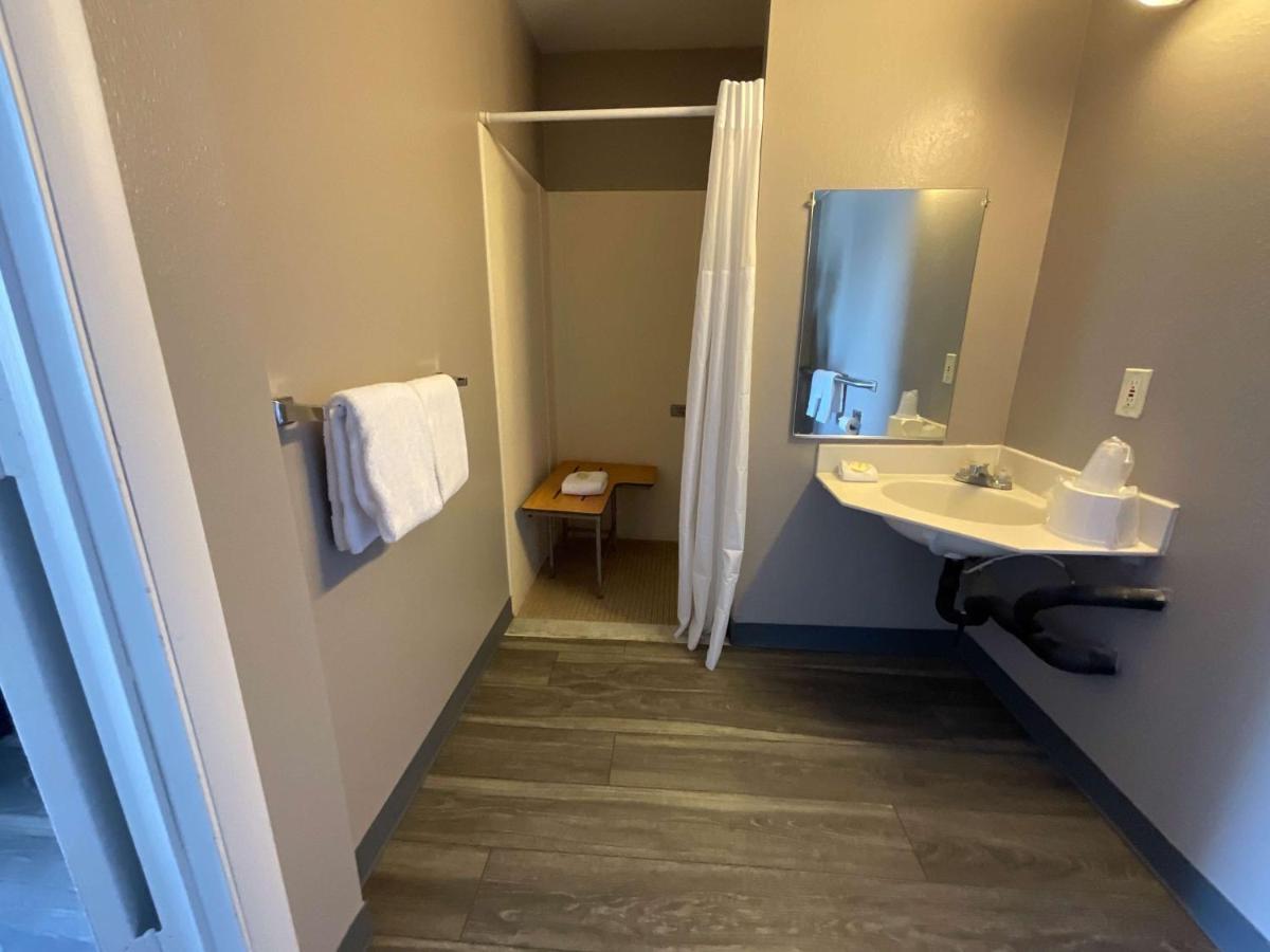 Queen Room - Disability Access - Roll in Shower