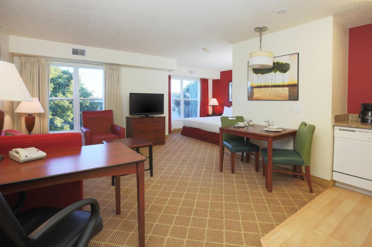 Studio King Room with Sofa Bed and City View - Mobility/Hearing Accessible with Tub