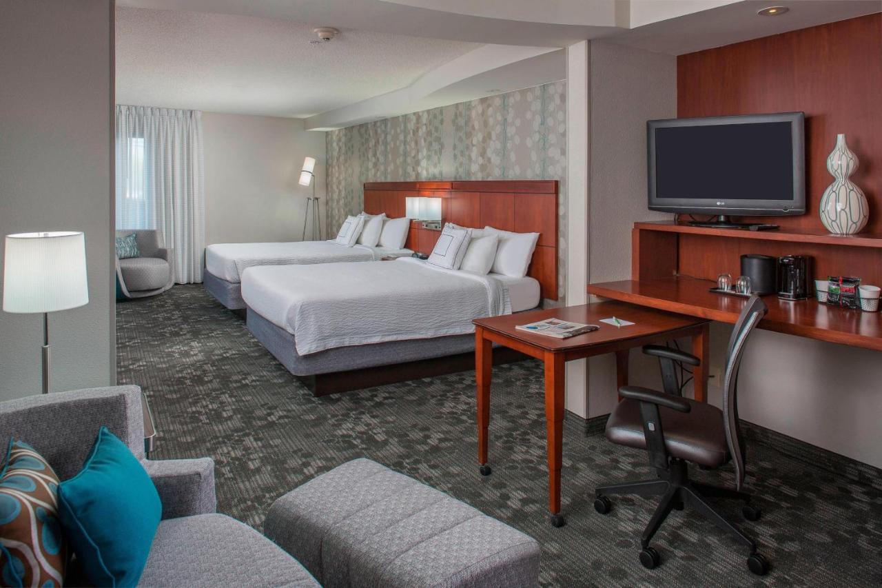 1 Bedroom Larger Suite, 2 Queen, Sofa bed