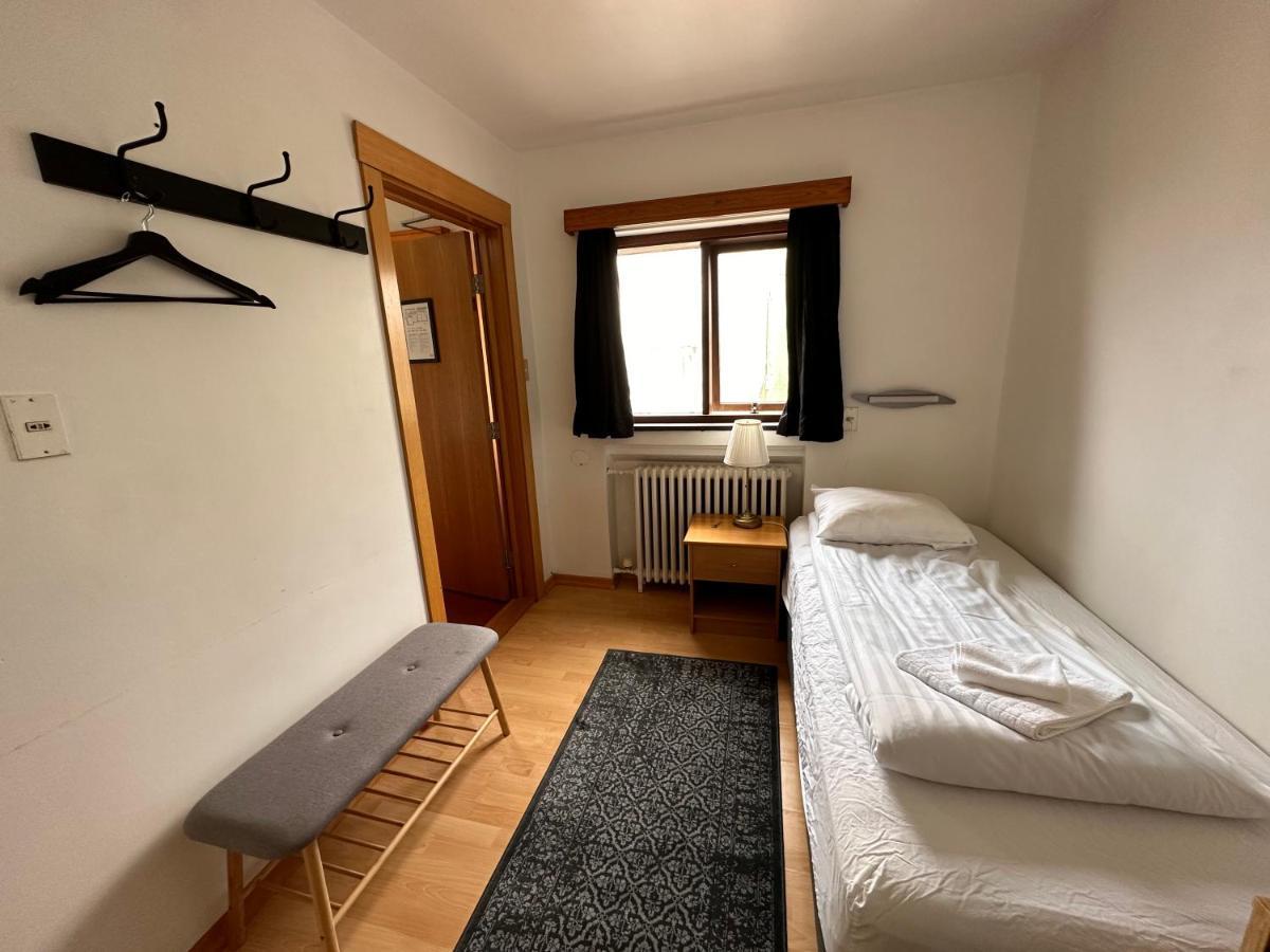 Chambre Simple avec Toilettes et Douche Communes
