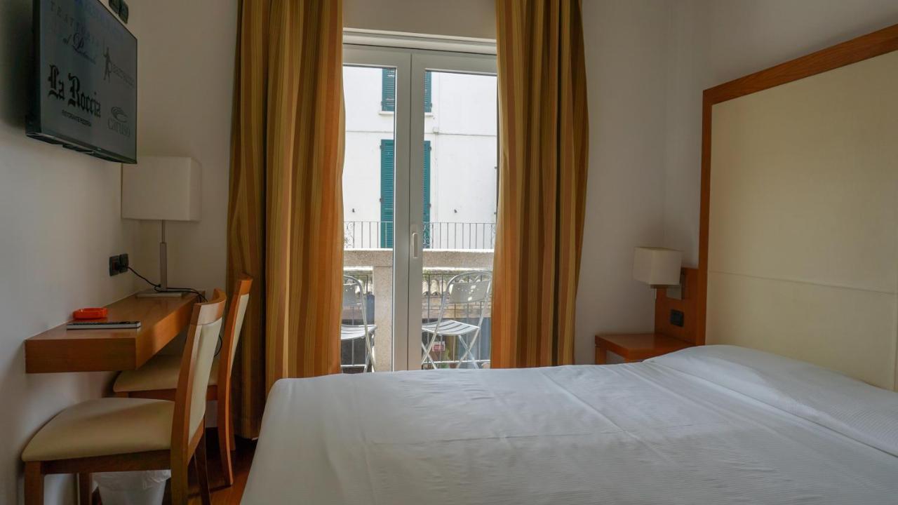 Family Room with Balcony and City View,1395469190:JPEG