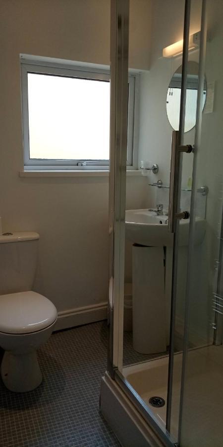 Tweepersoonskamer met 2 Aparte Bedden en Badkamer