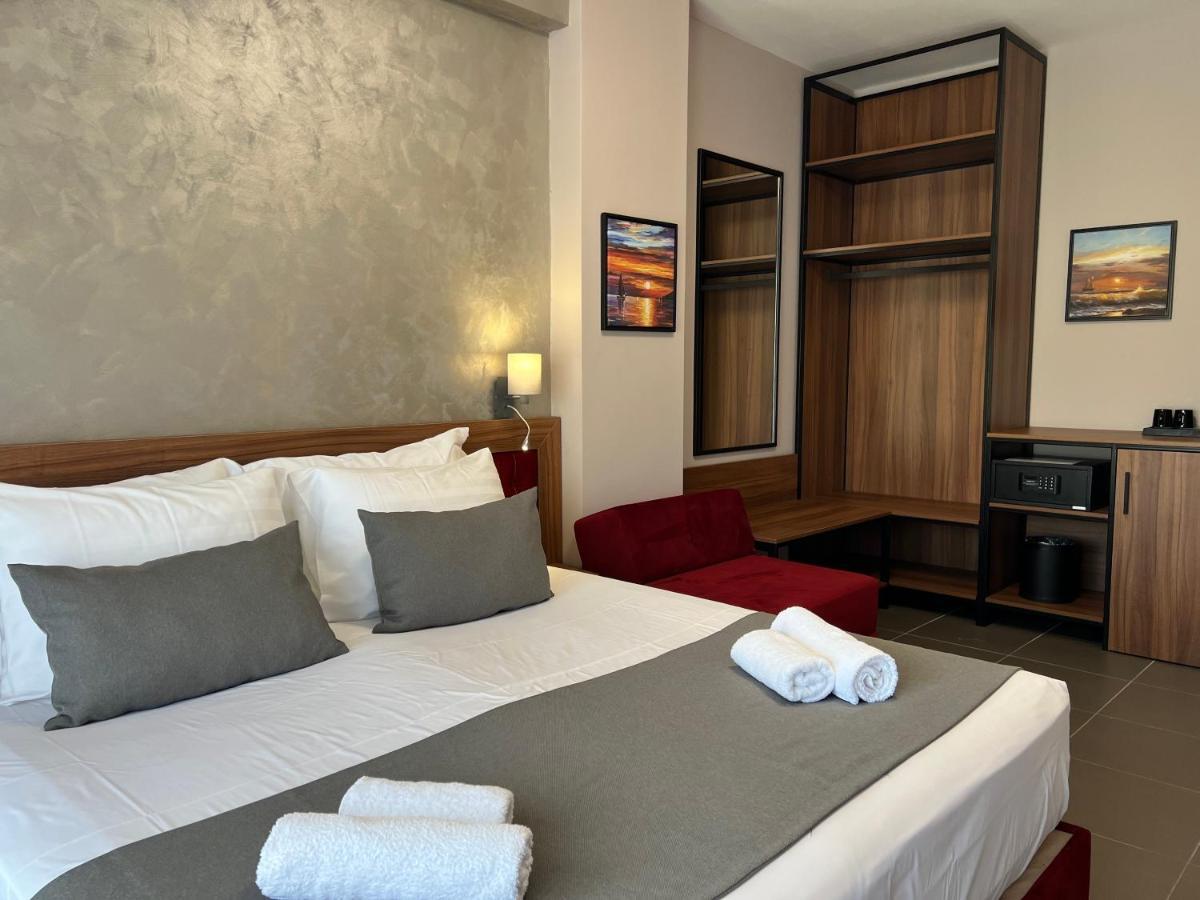 Doppel-/Zweibettzimmer mit Poolblick