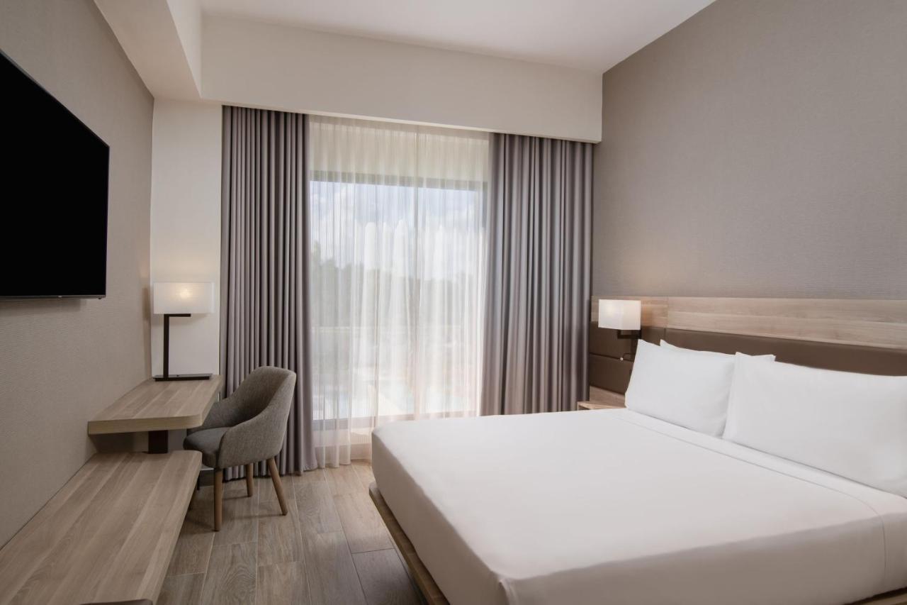 Deluxe Zimmer mit Kingsize-Bett und Gartenblick