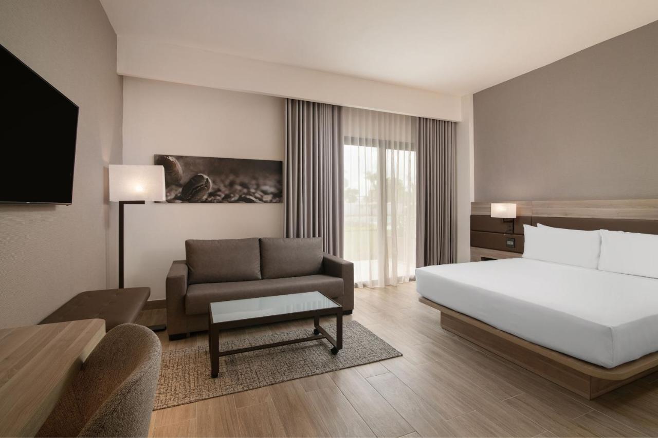 Zimmer mit Kingsize-Bett, Schlafsofa und Terrasse – am Pool