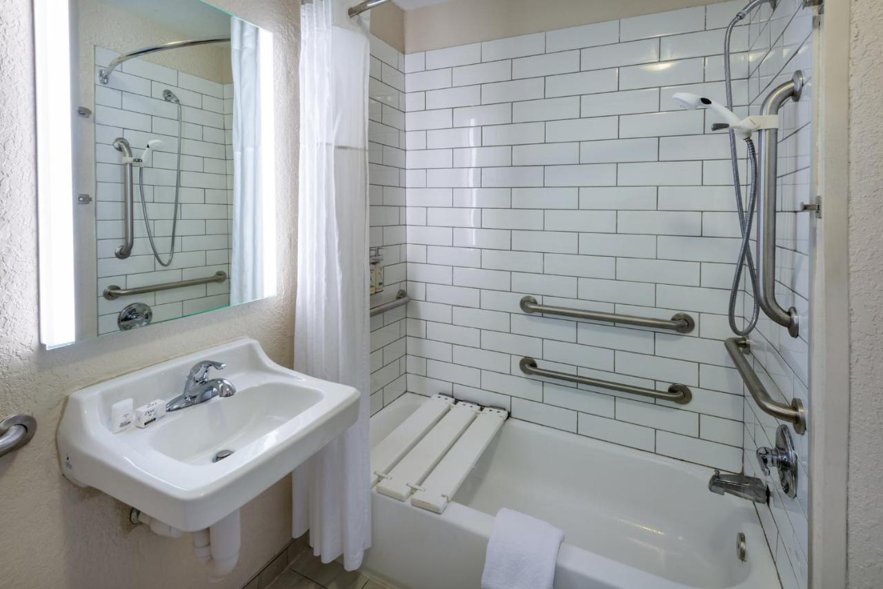 One-Bedroom Queen Room with Mobility Accessible Tub - Non-Smoking