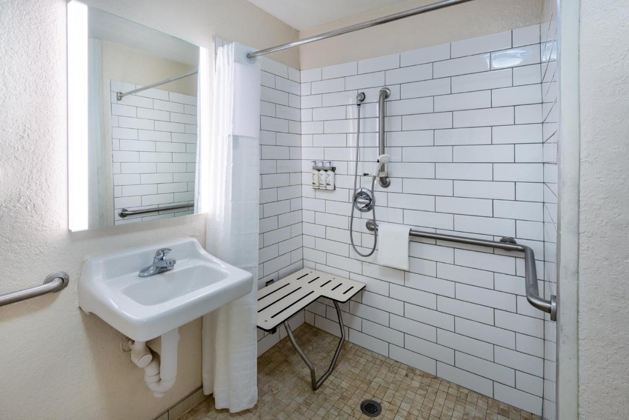 Queen Studio Suite - Mobility Access Roll in Shower/Non-Smoking