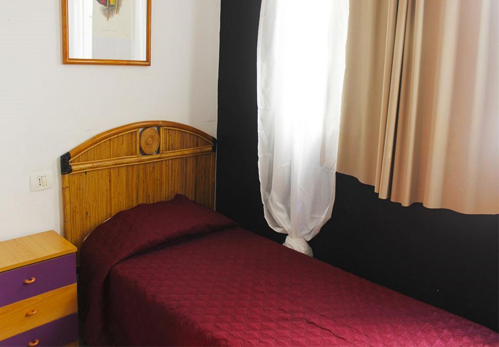 Camera Singola con Bagno in Comune (Interna)