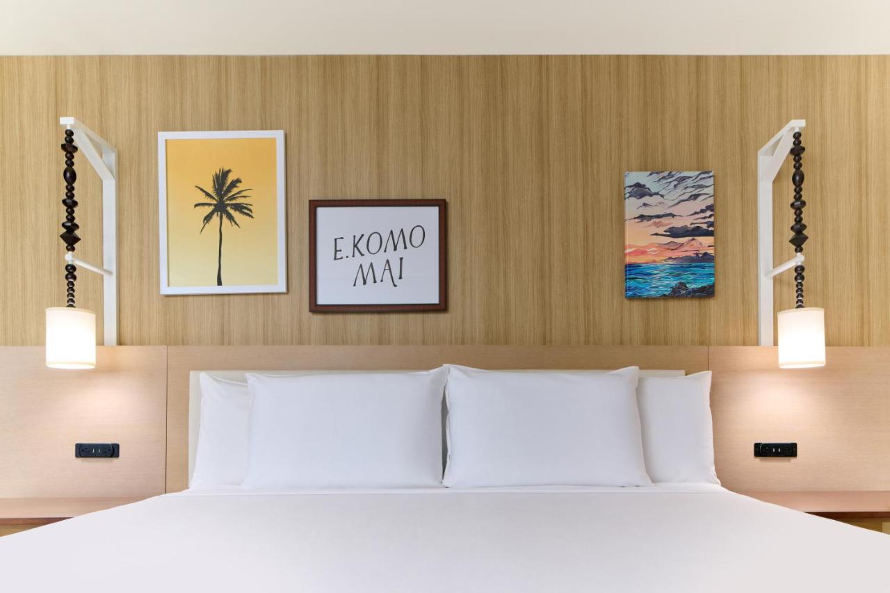 Habitación con cama extragrande y vistas a la ciudad