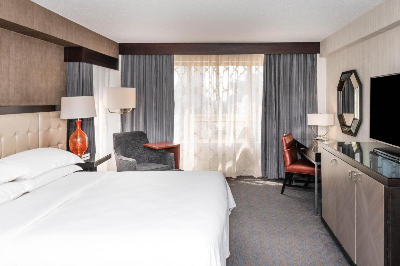 Deluxe King, Larger Guest room, 1 King, Corner room