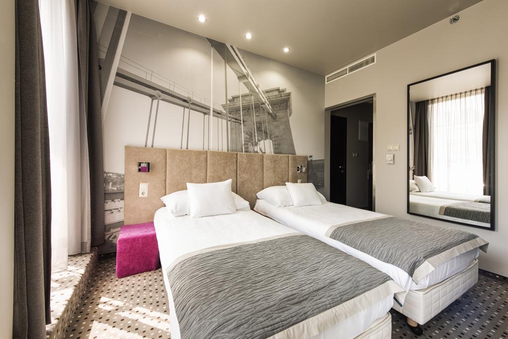 Doppel-/Zweibettzimmer mit Balkon