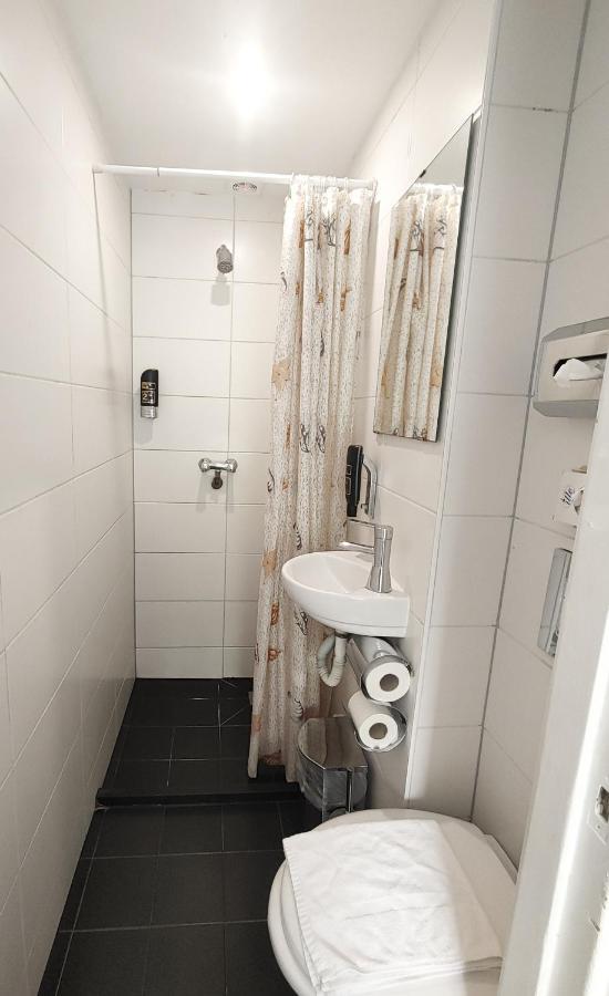Kleine Tweepersoonskamer met 2 Aparte Bedden