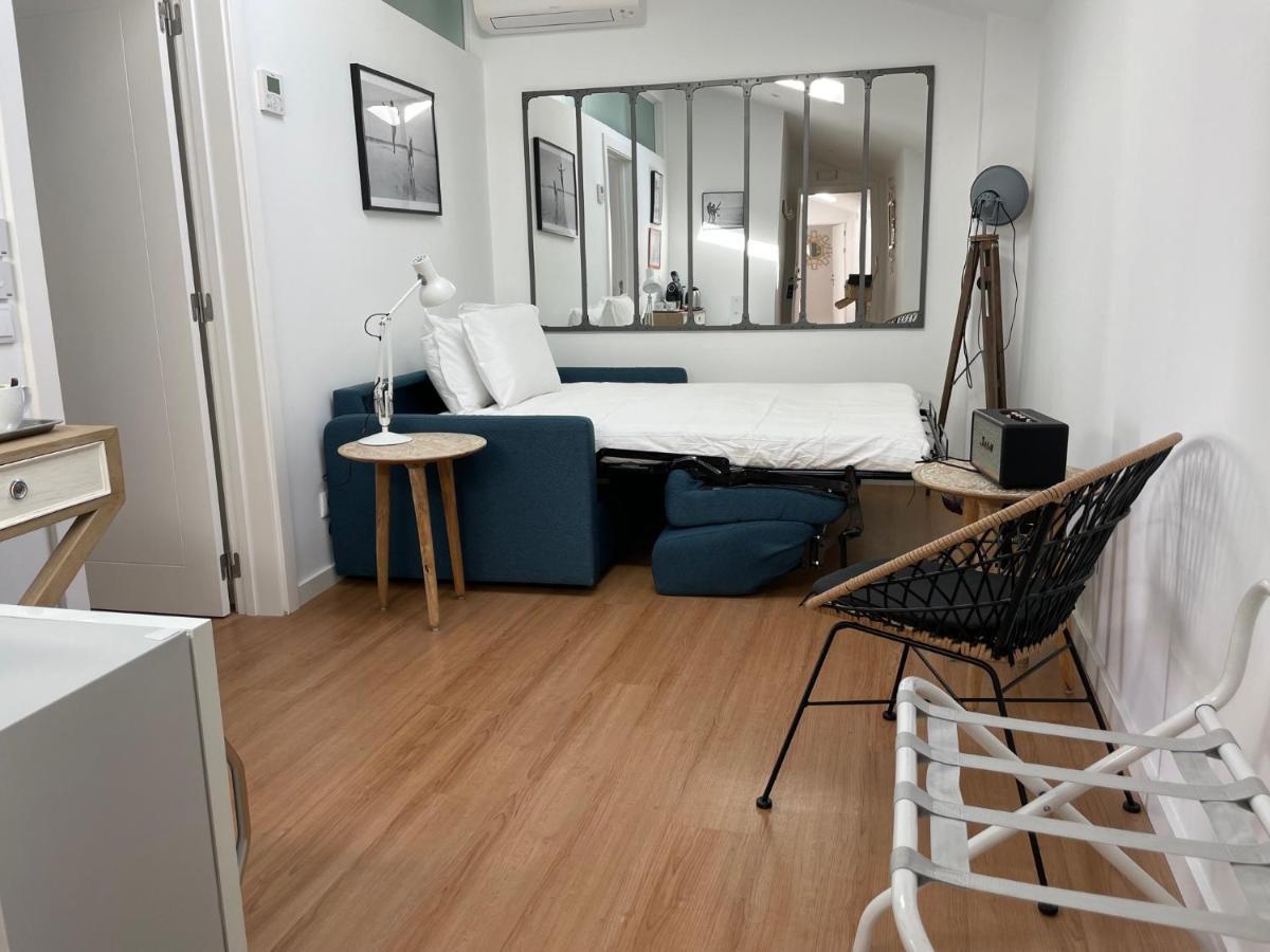 Suite mit Queensize-Doppelbett und Poolblick