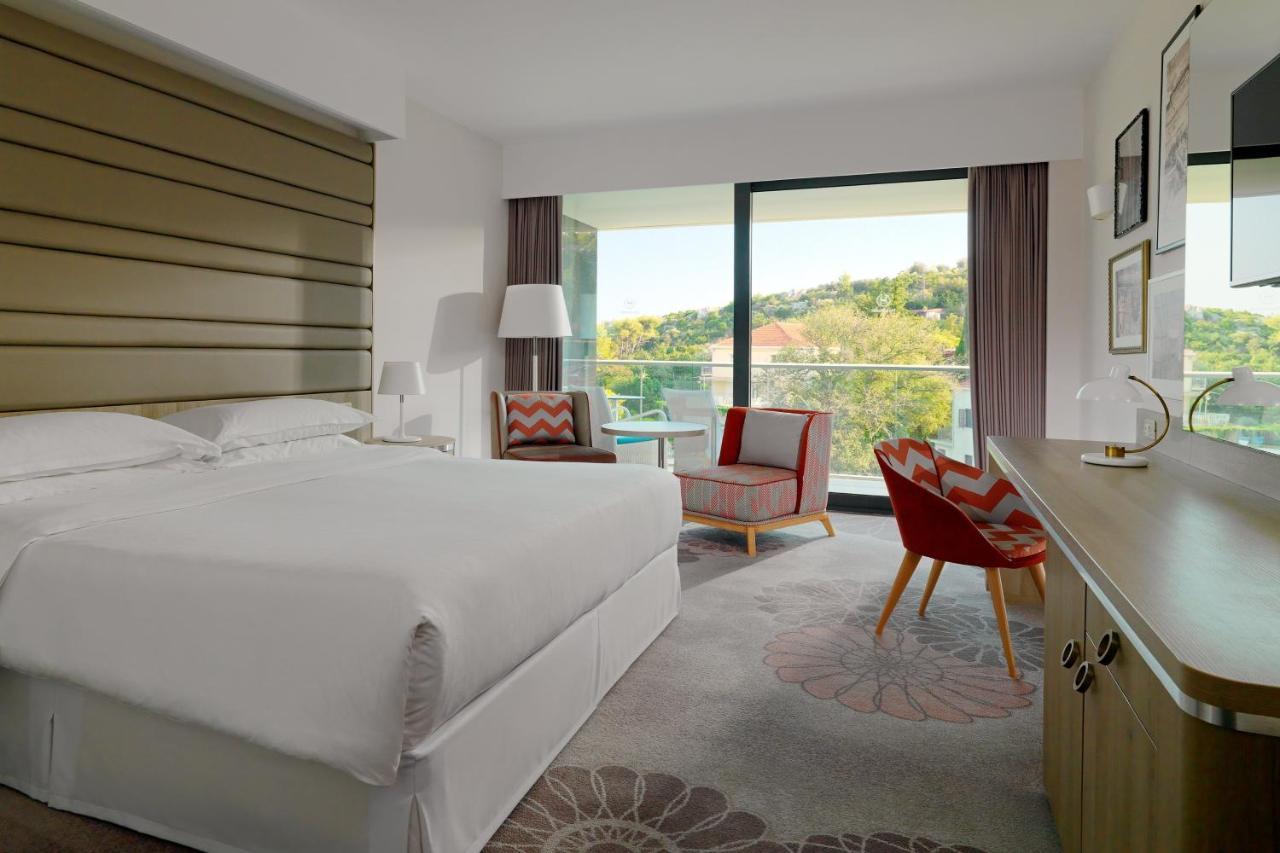 Classic Zimmer mit Kingsize-Bett und Balkon