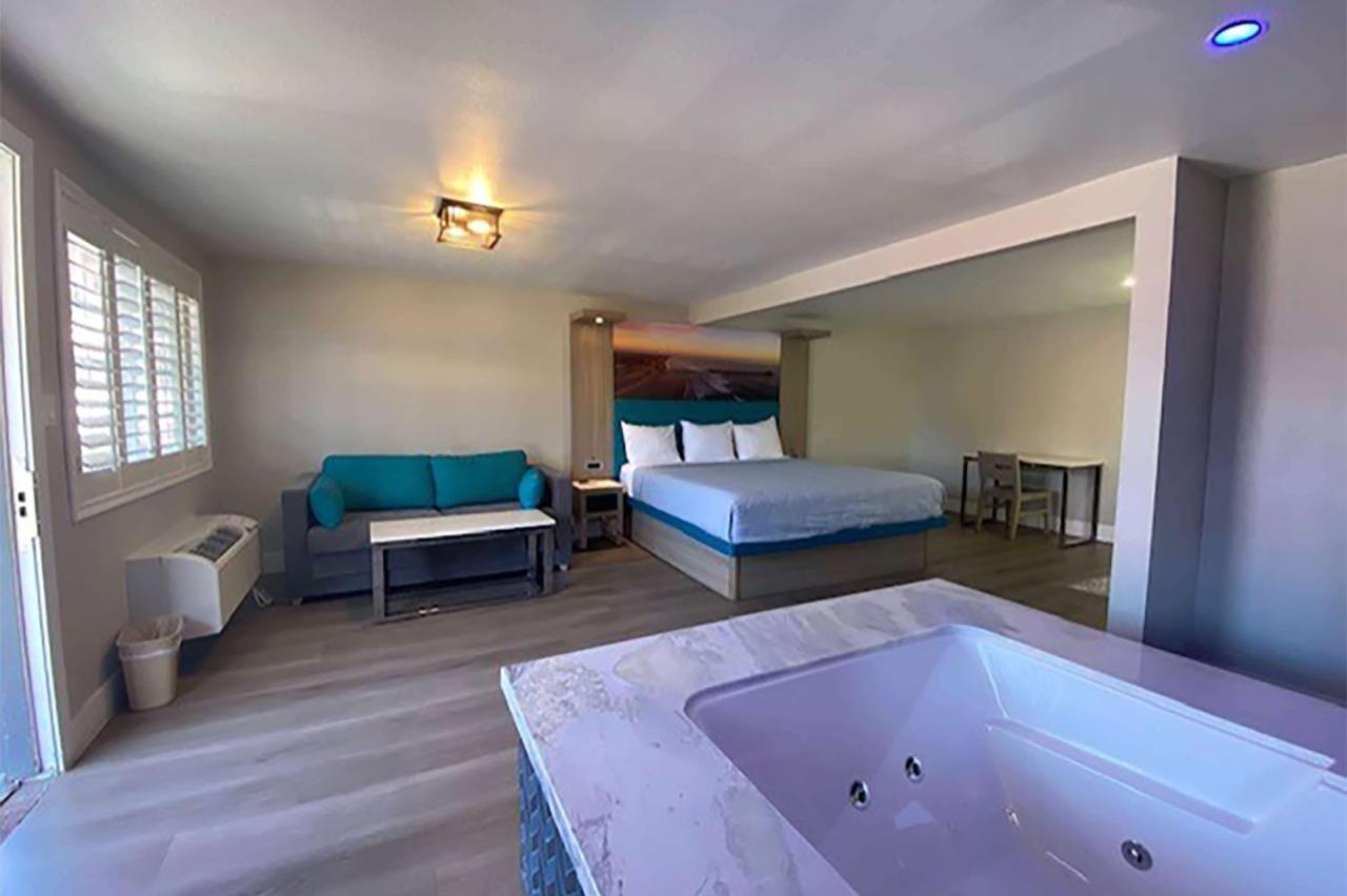 King Suite with Jetted Tub - Non-Smoking