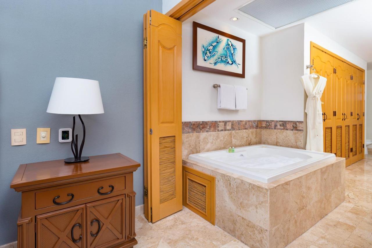 One-Bedroom Luxury Suite
