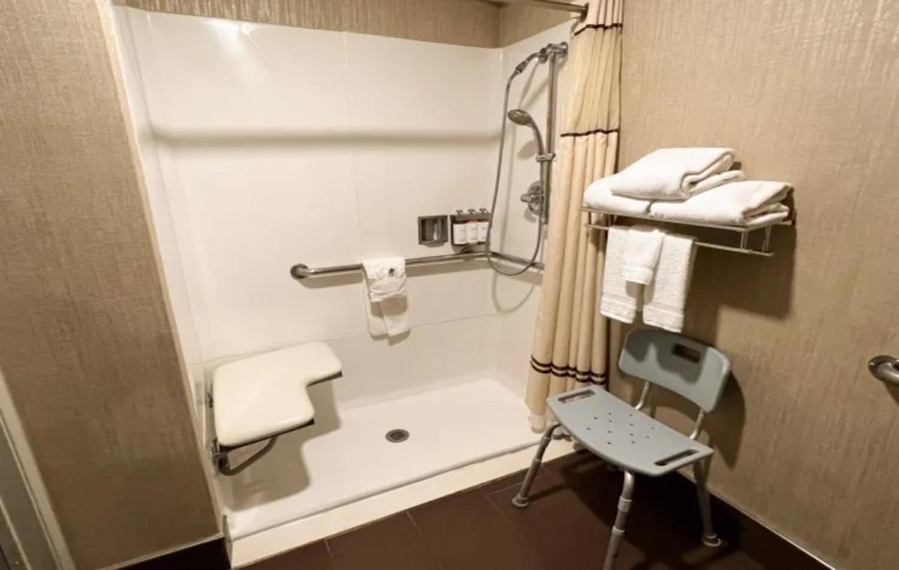 King Room with Roll In Shower - Mobility Access
