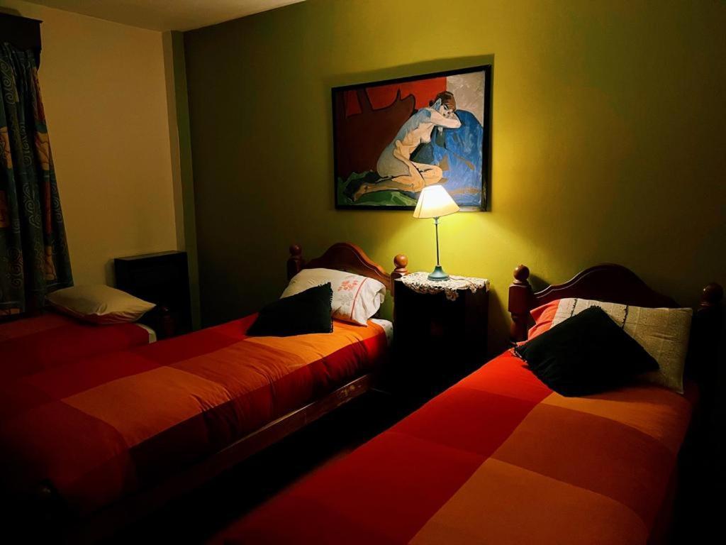 Quarto com 2 Camas de Solteiro e Banheiro Privativo