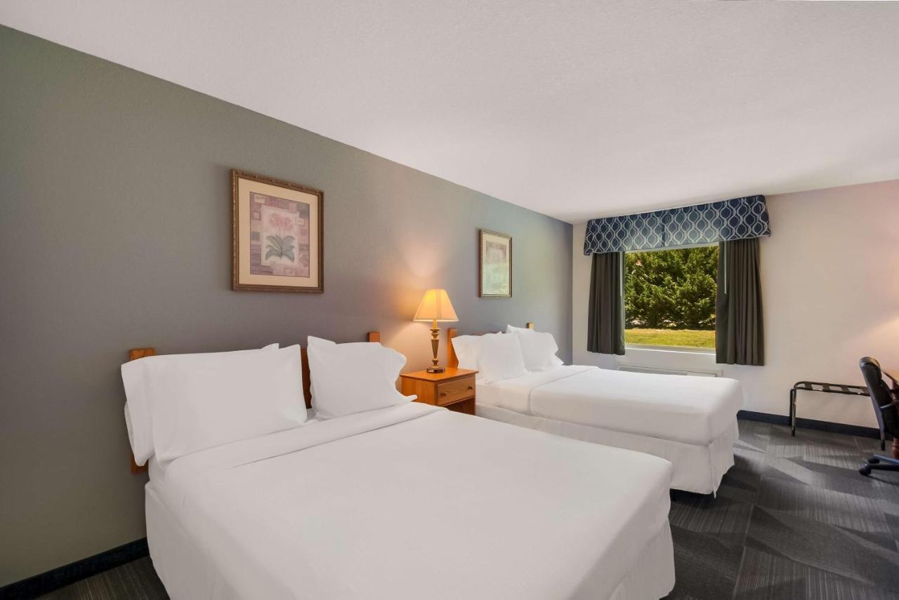 Queen Room with Two Queen Beds and Roll-In Shower - Mobility Access/Communication Assistance/Non-Smoking