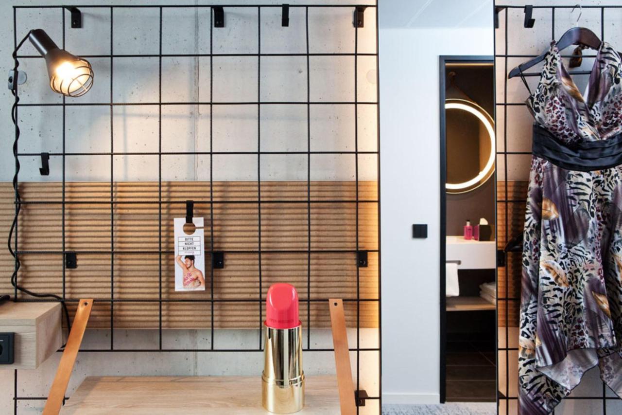 Moxy Familiekamer met 1 Queensize Bed en Slaapbank - Uitzicht op het Binnenland