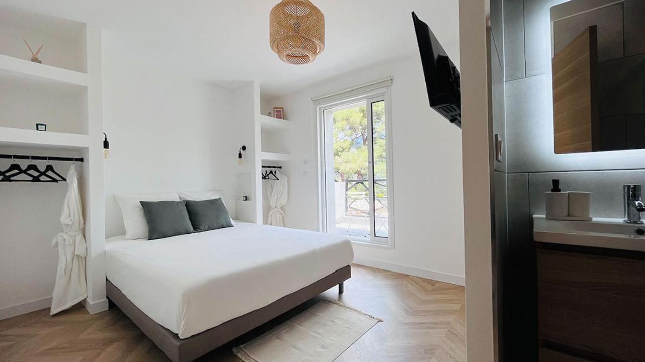 Chambre Lit Queen-Size - Vue sur Piscine