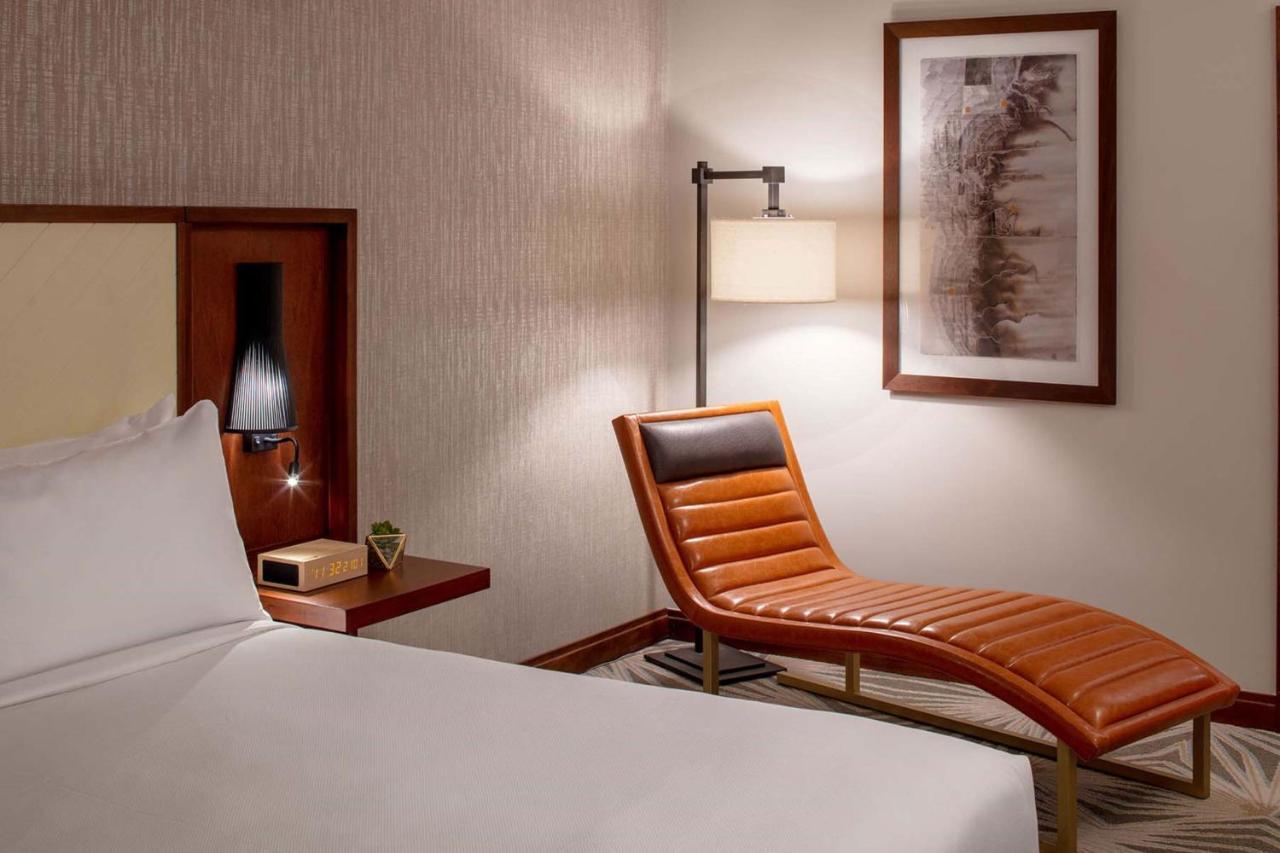 Oversized Guest room with 1 King