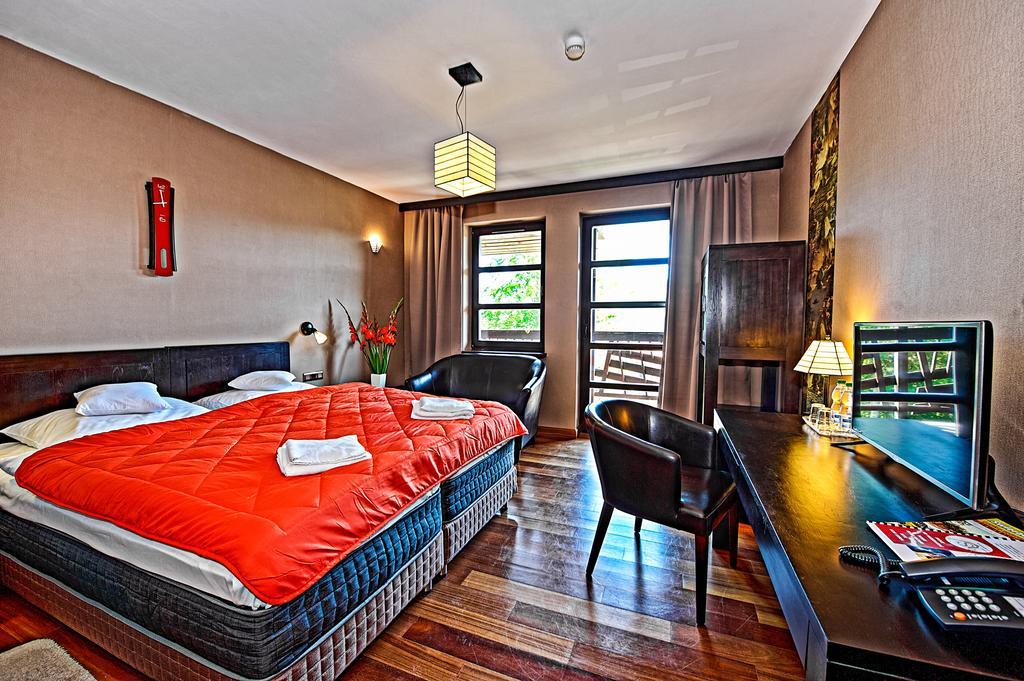 Doppel-/Zweibettzimmer mit Balkon