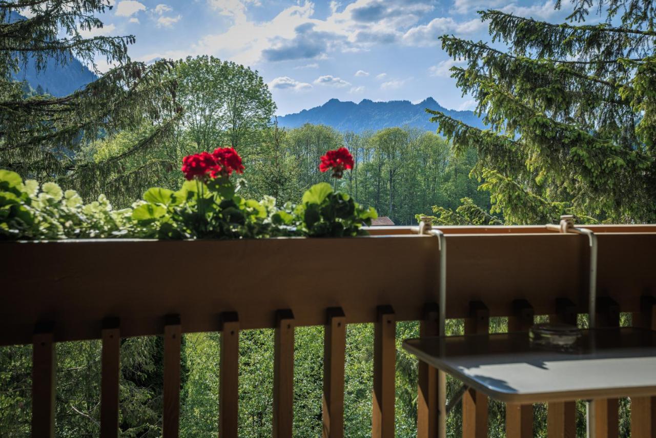Dreibettzimmer mit Balkon und Bergblick