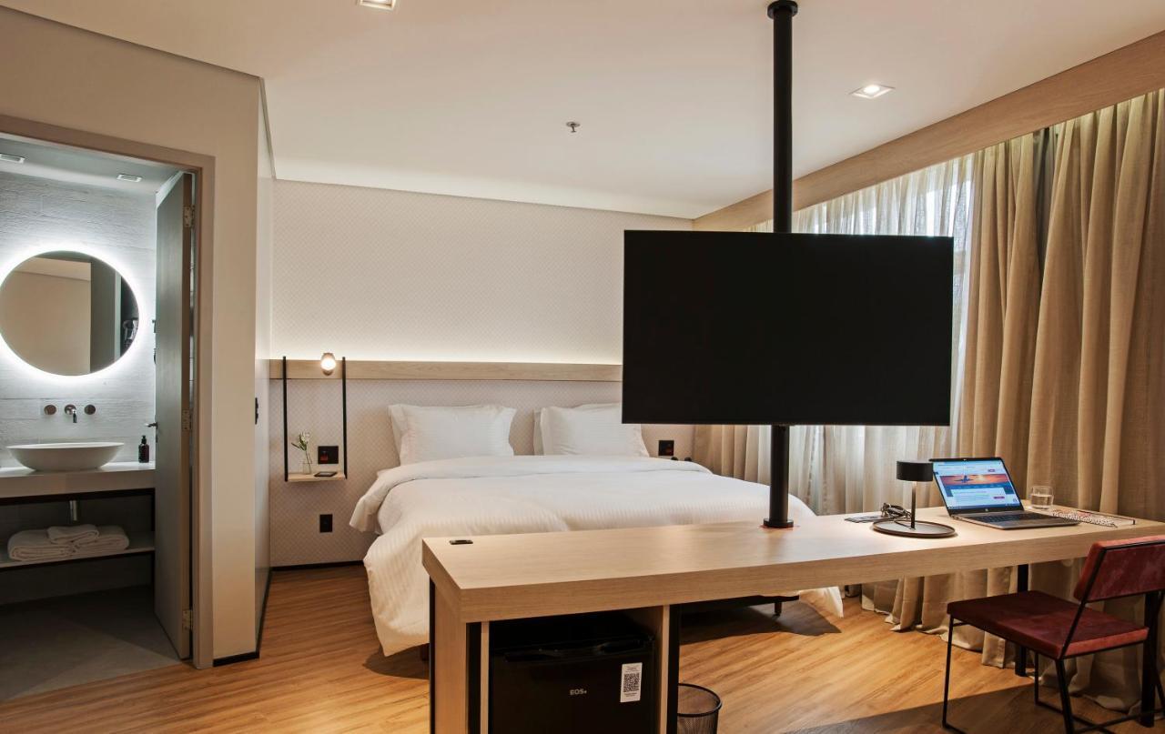 Double Suite 1 King Bed,1558220740:JPEG