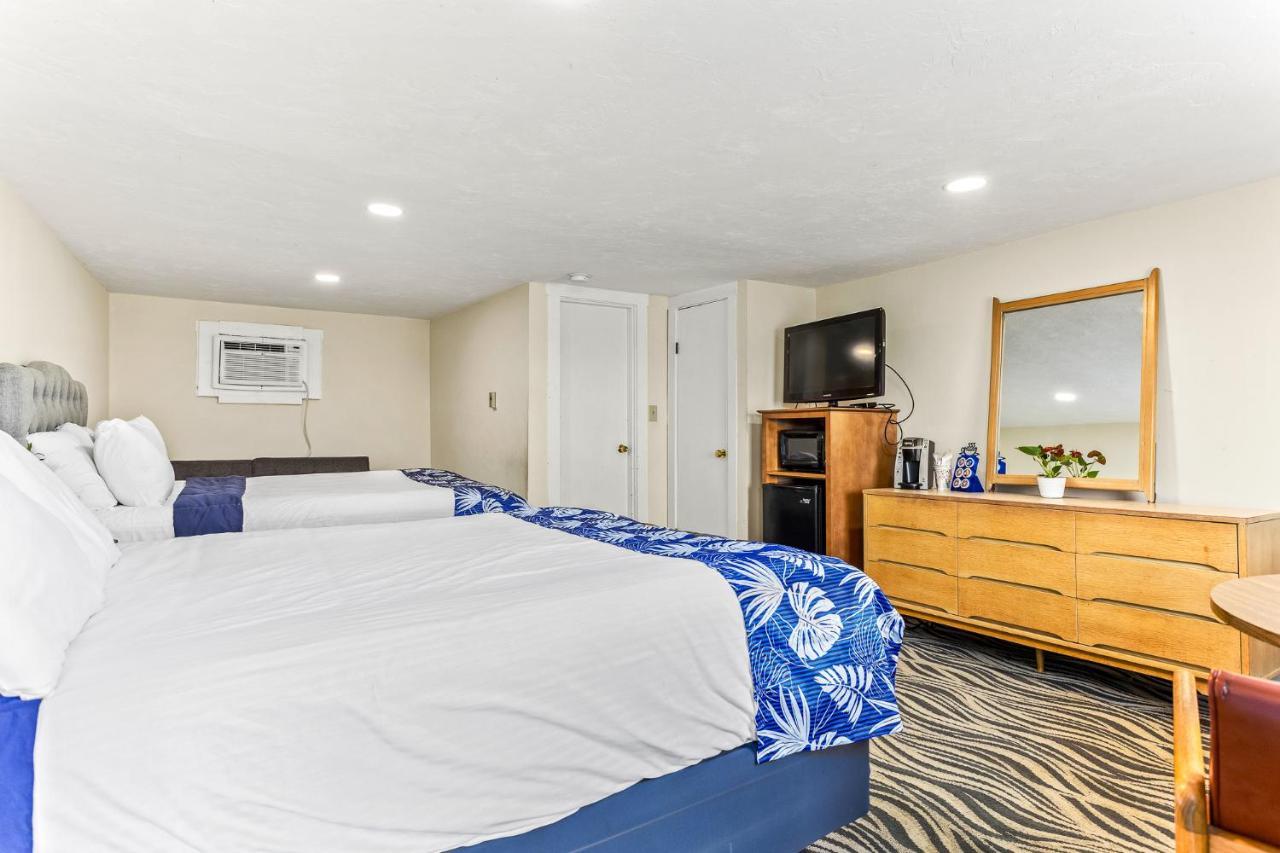 Queen Room with Two Queen Beds - Non-Smoking,1401449468:JPEG