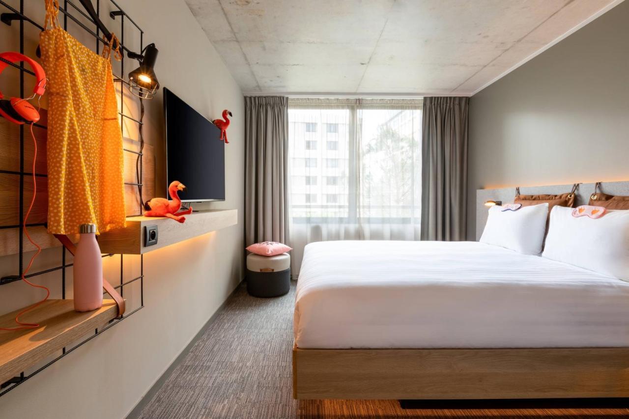 Moxy Sleeper Room with Queen bed,1634476533:JPEG