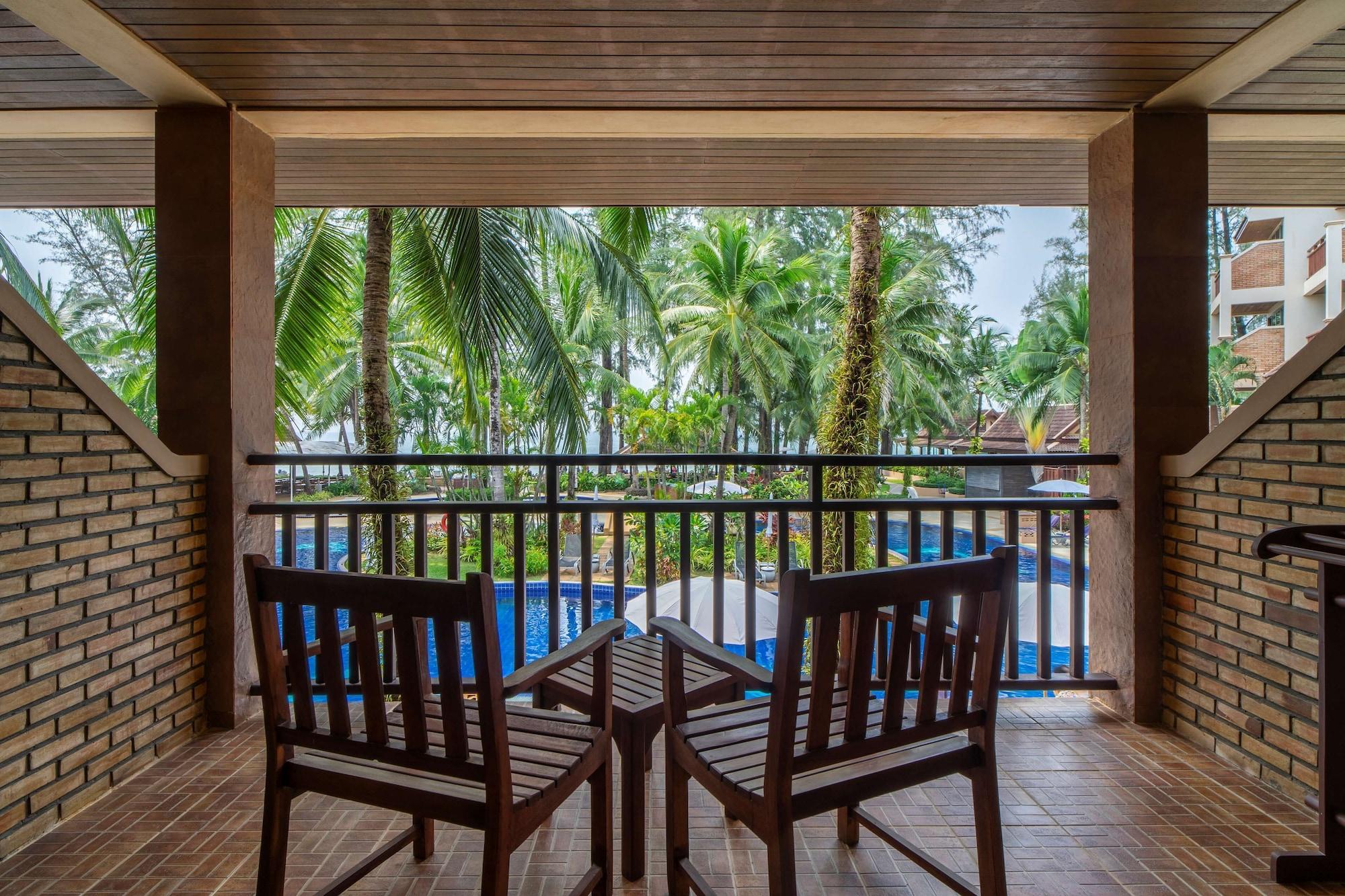Zimmer mit Kingsize-Bett und Balkon