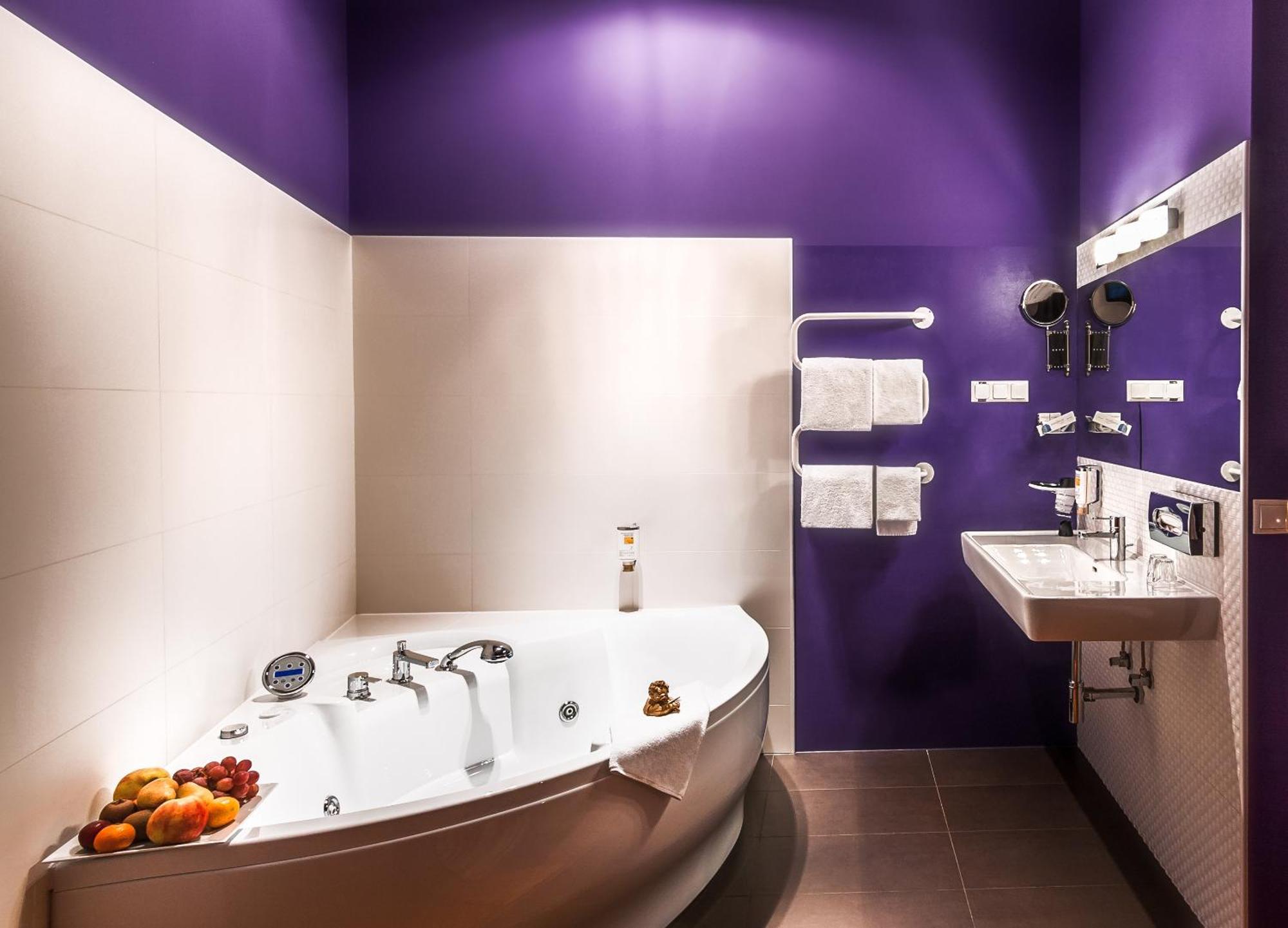 Doppelzimmer mit Whirlpool-Badewanne