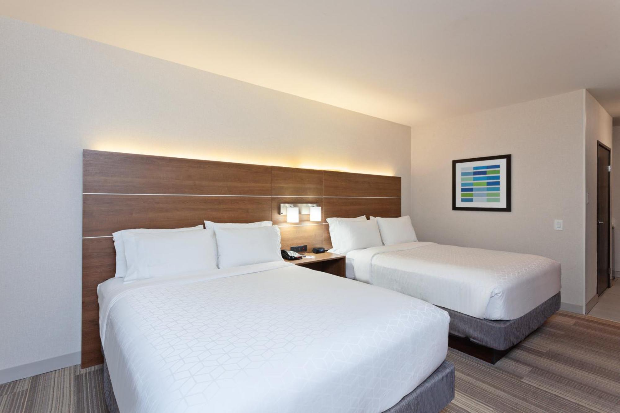 Quarto Duplo Standard com 2 Camas de Casal