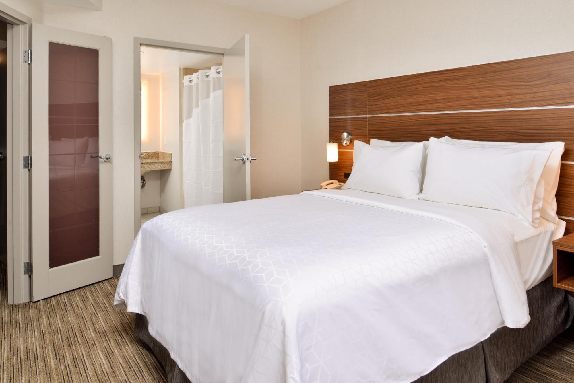 One-Bedroom Queen Room with Mobility Accessible Tub - Non-Smoking