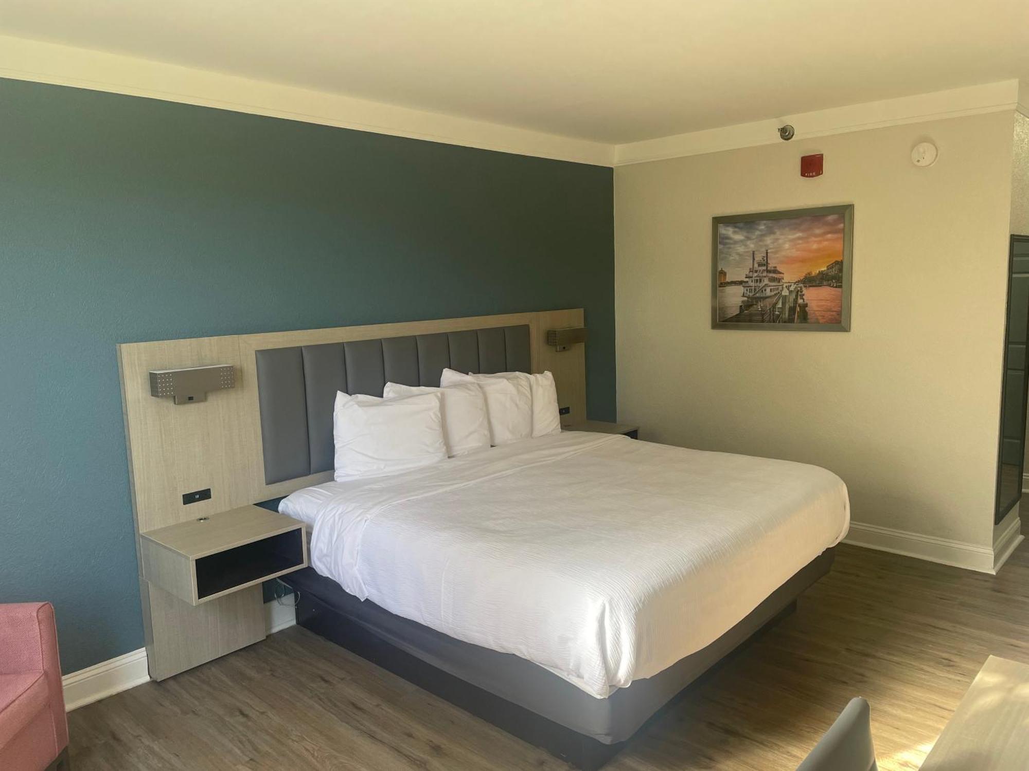 One-Bedroom King Suite - Non-Smoking
