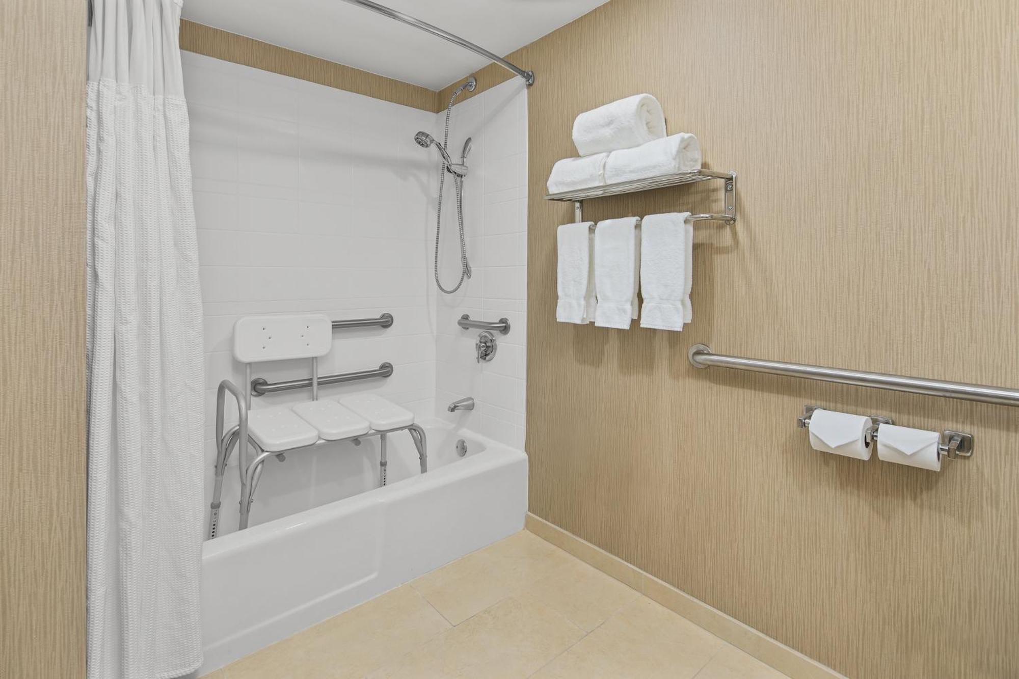 Double Room - Mobility Accessible Tub - Non-Smoking