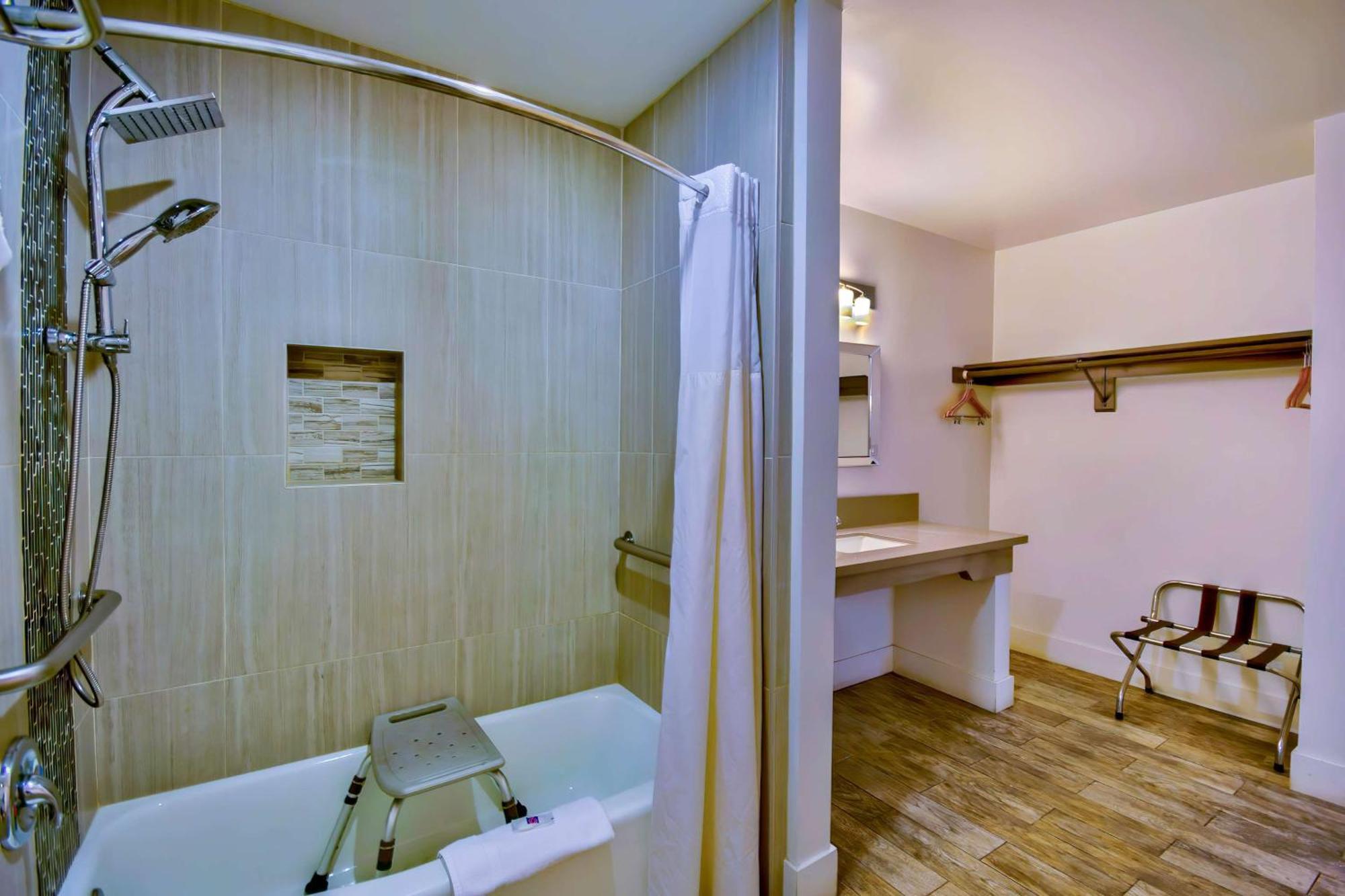 Deluxe Queen Room with Two Queen Beds - Non-Smoking