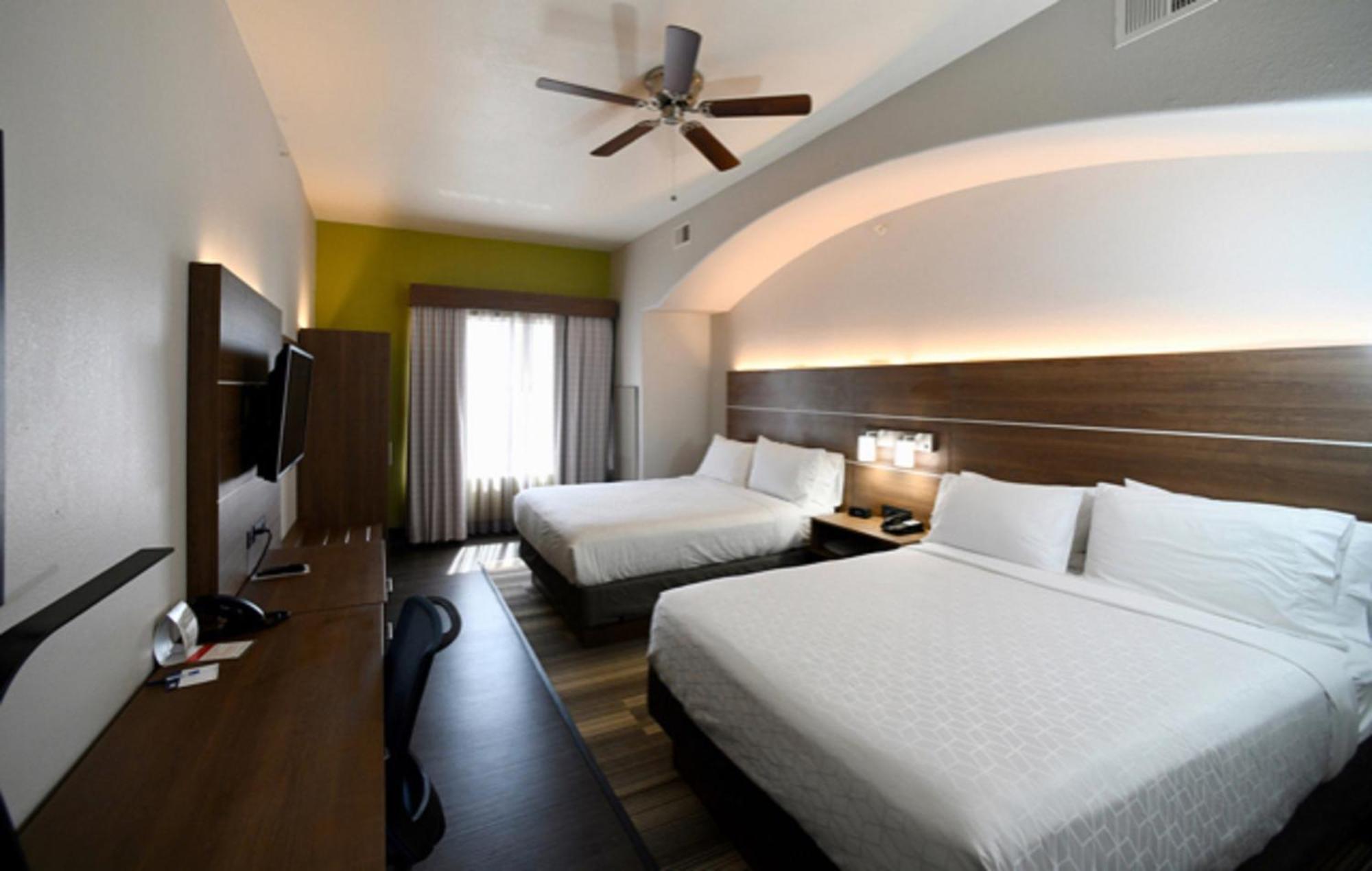 Queen Suite with Two Queen Beds