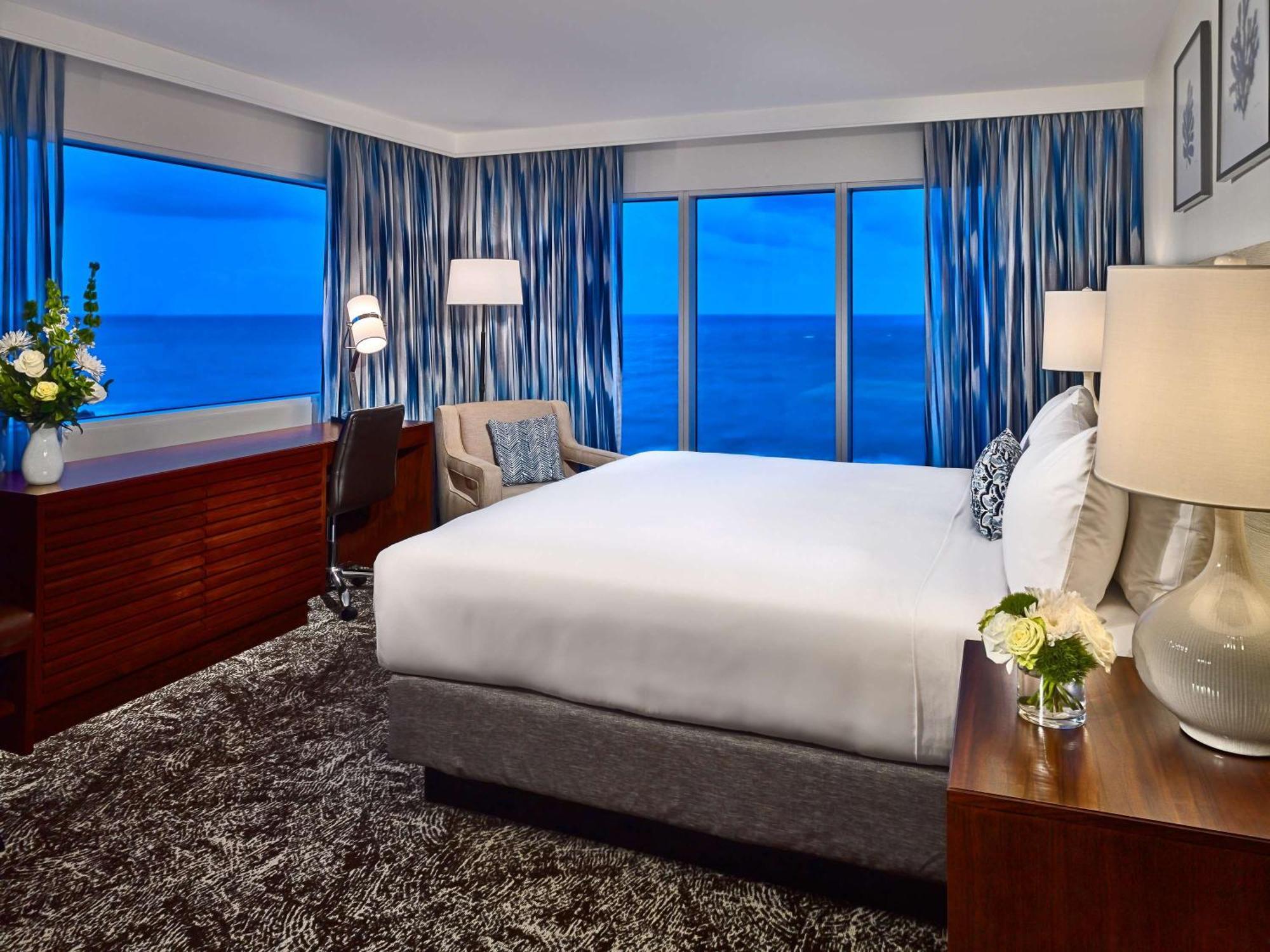 Quarto de Canto Preferencial com Cama King-size e Vista do Mar