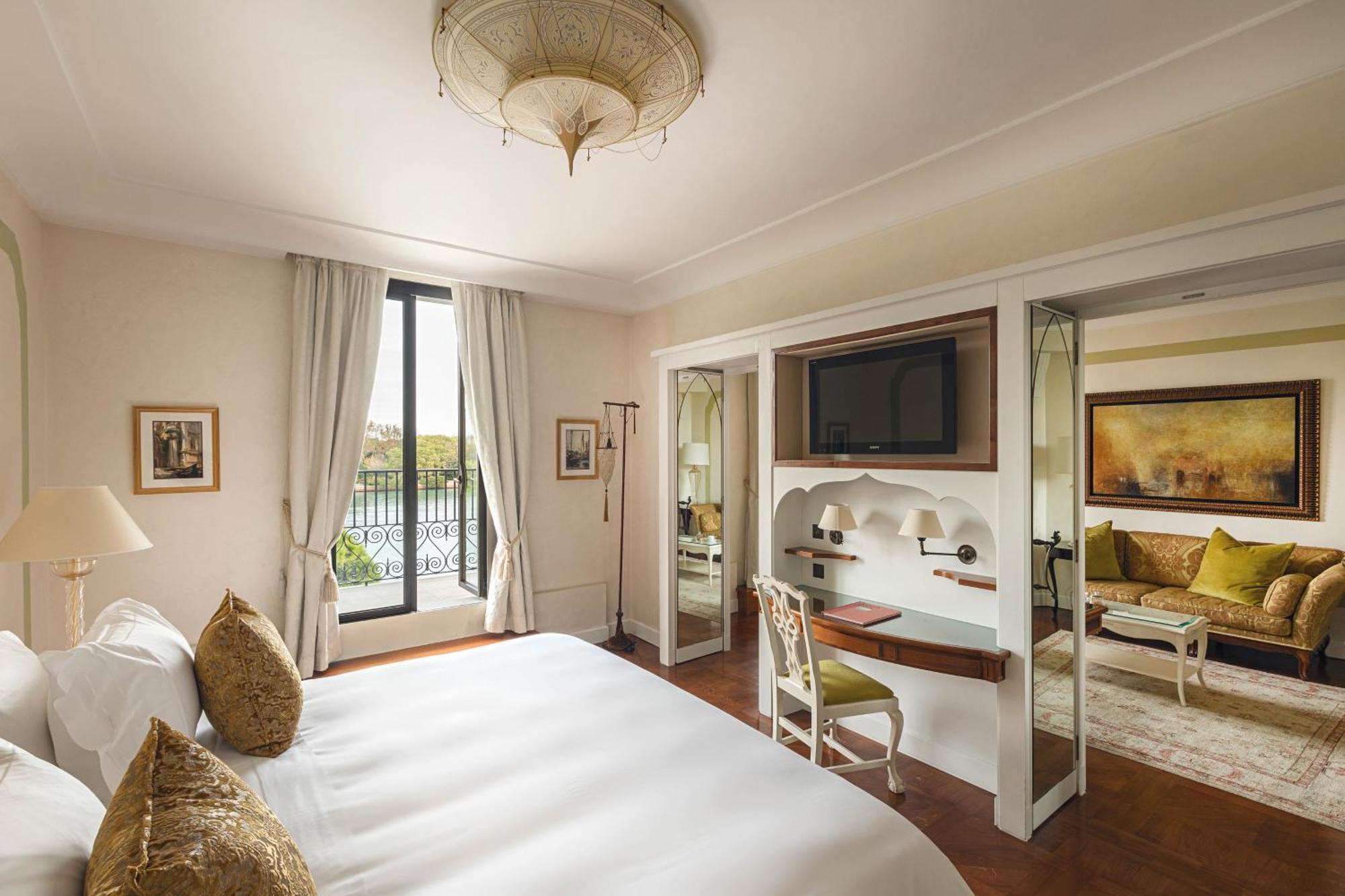 Suite with Lagoon View and Balcony,1442663170:JPEG