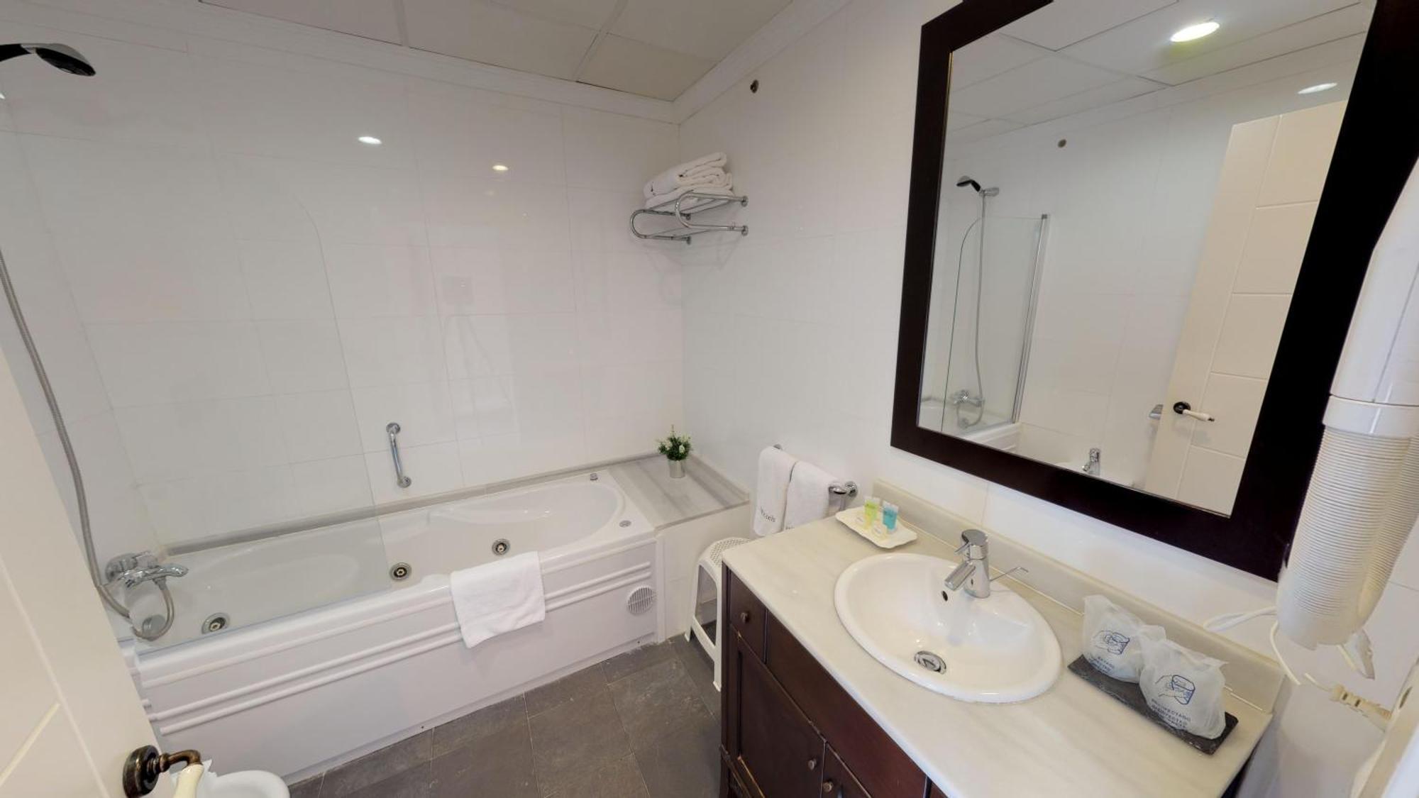 Superior Double or Twin Room,1214586820:JPEG