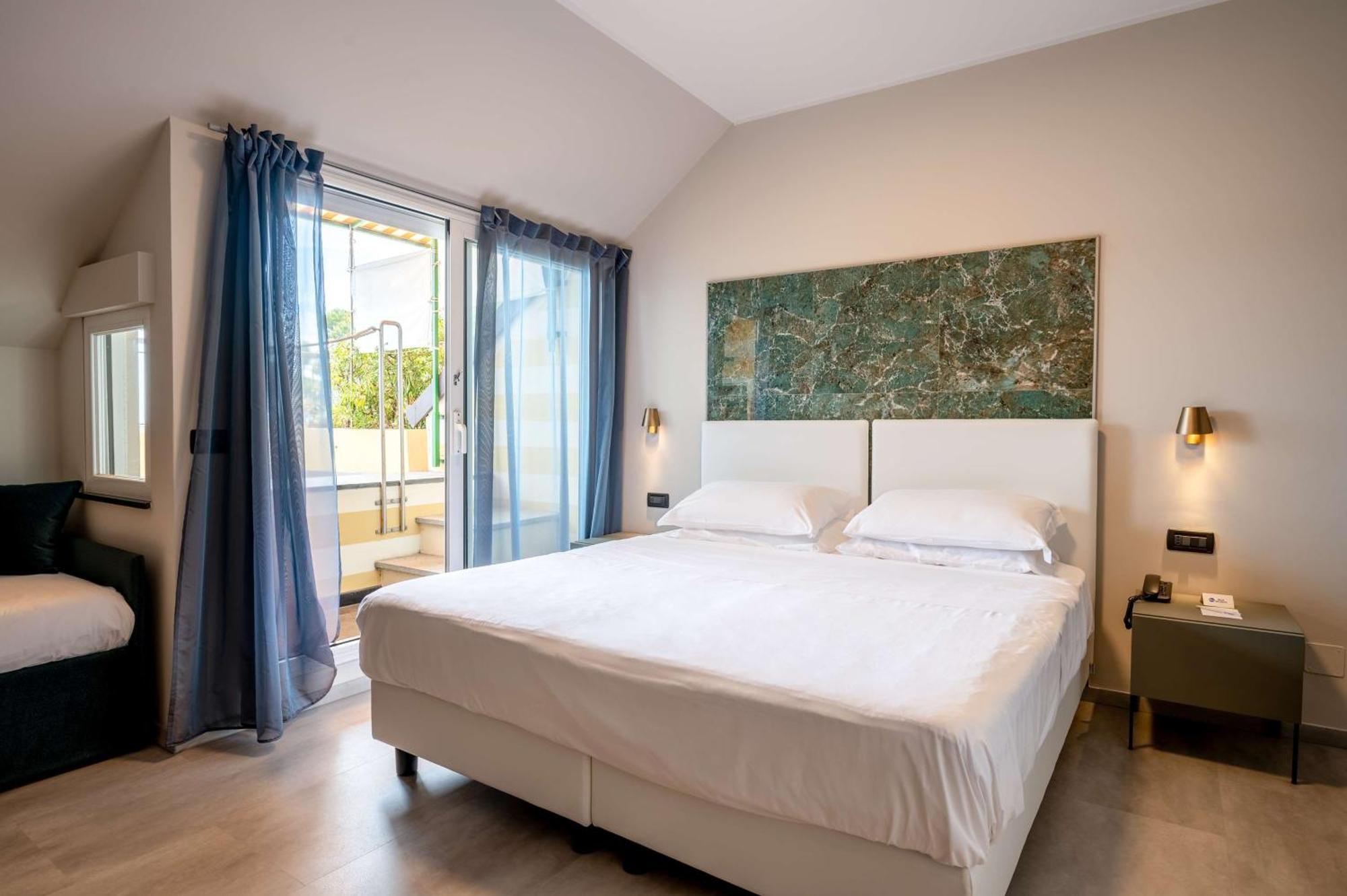 Room with Queen and Single Bed - Sea View