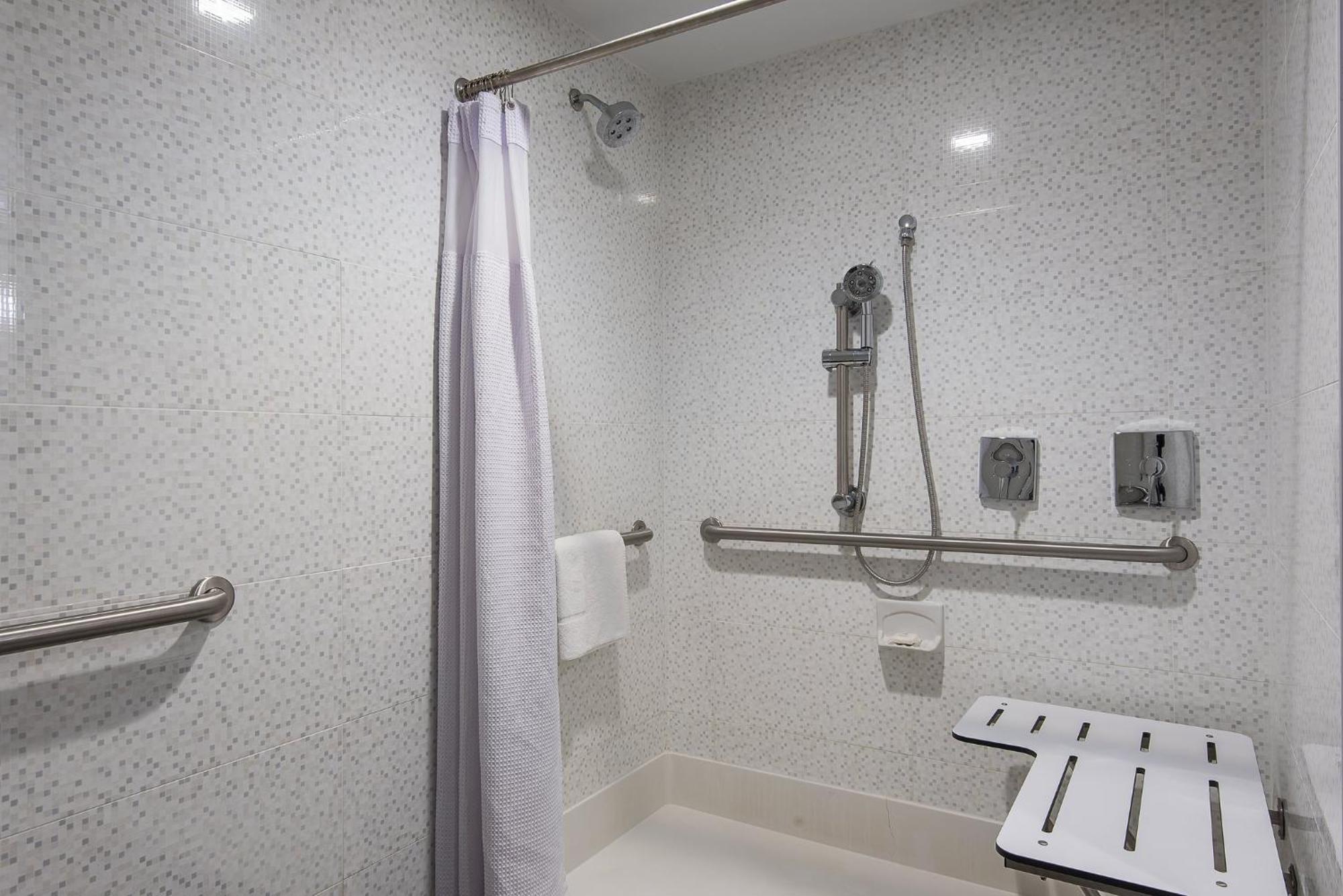 Standard King Room - Communications Accessible