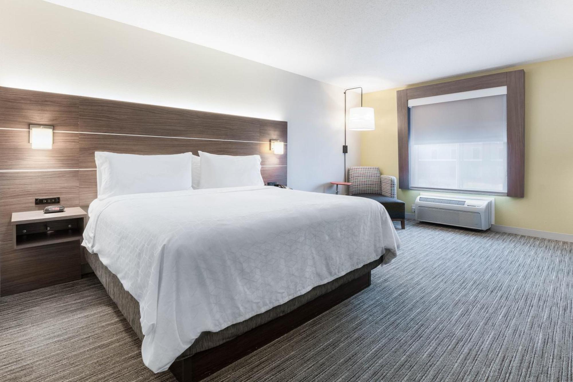 King Room - Mobility Access/Roll in Shower - Non-Smoking
