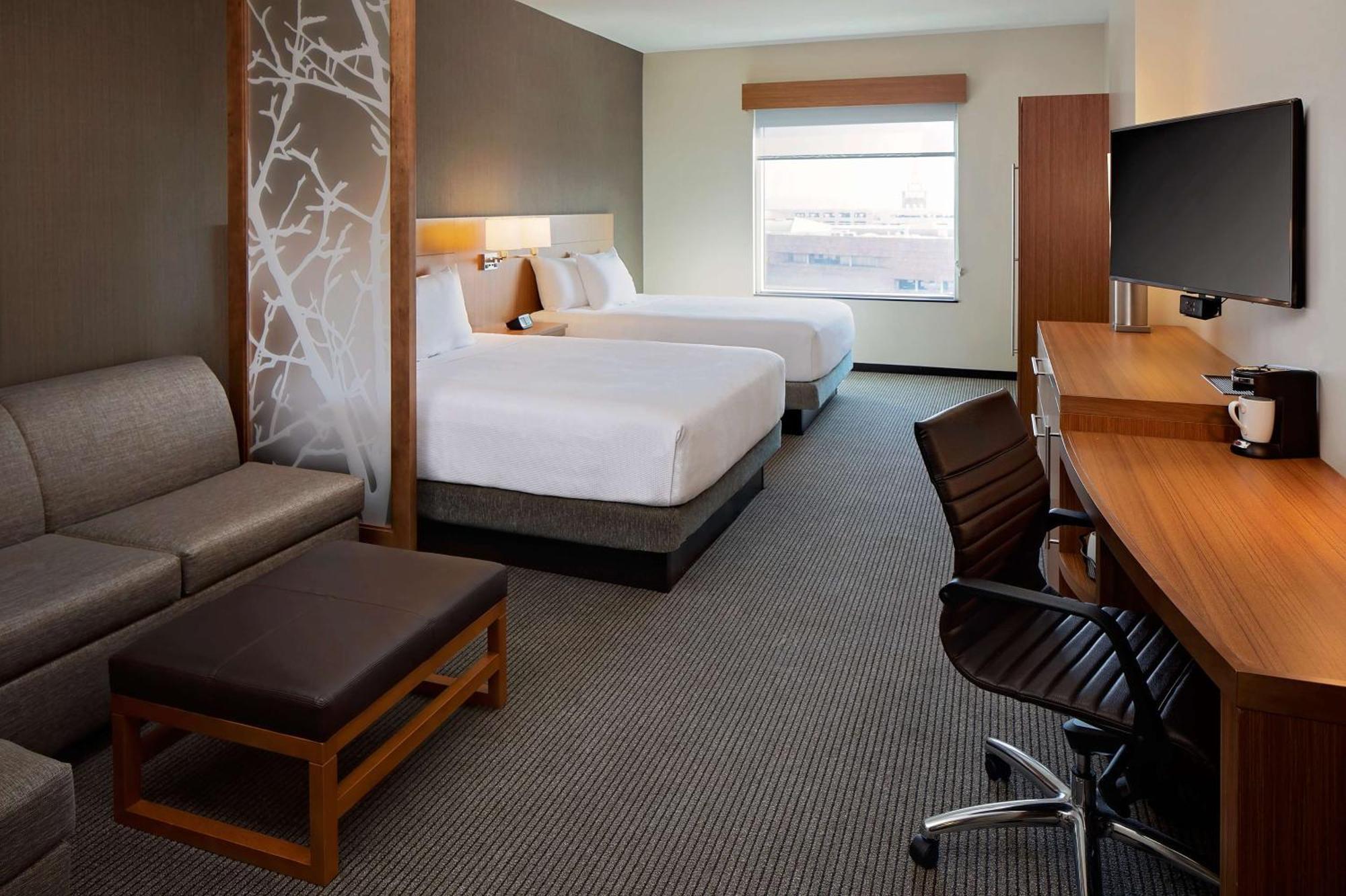 Queen Room with Two Queen Beds and Sofa Bed,1287375628:JPEG
