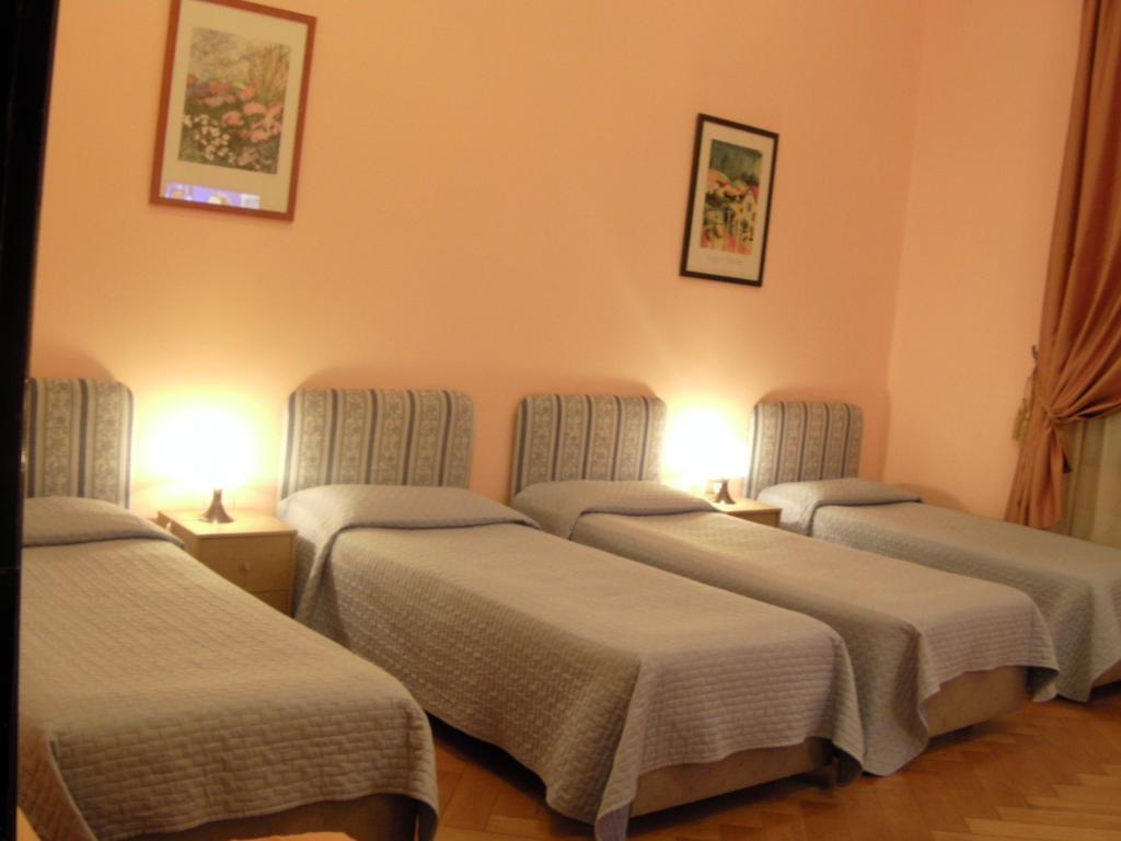 Camera Quadrupla con Bagno in Comune