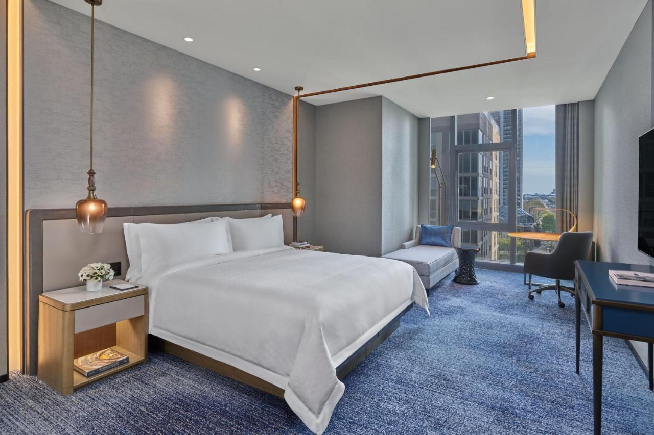 Superior Zimmer mit Kingsize-Bett und Stadtblick